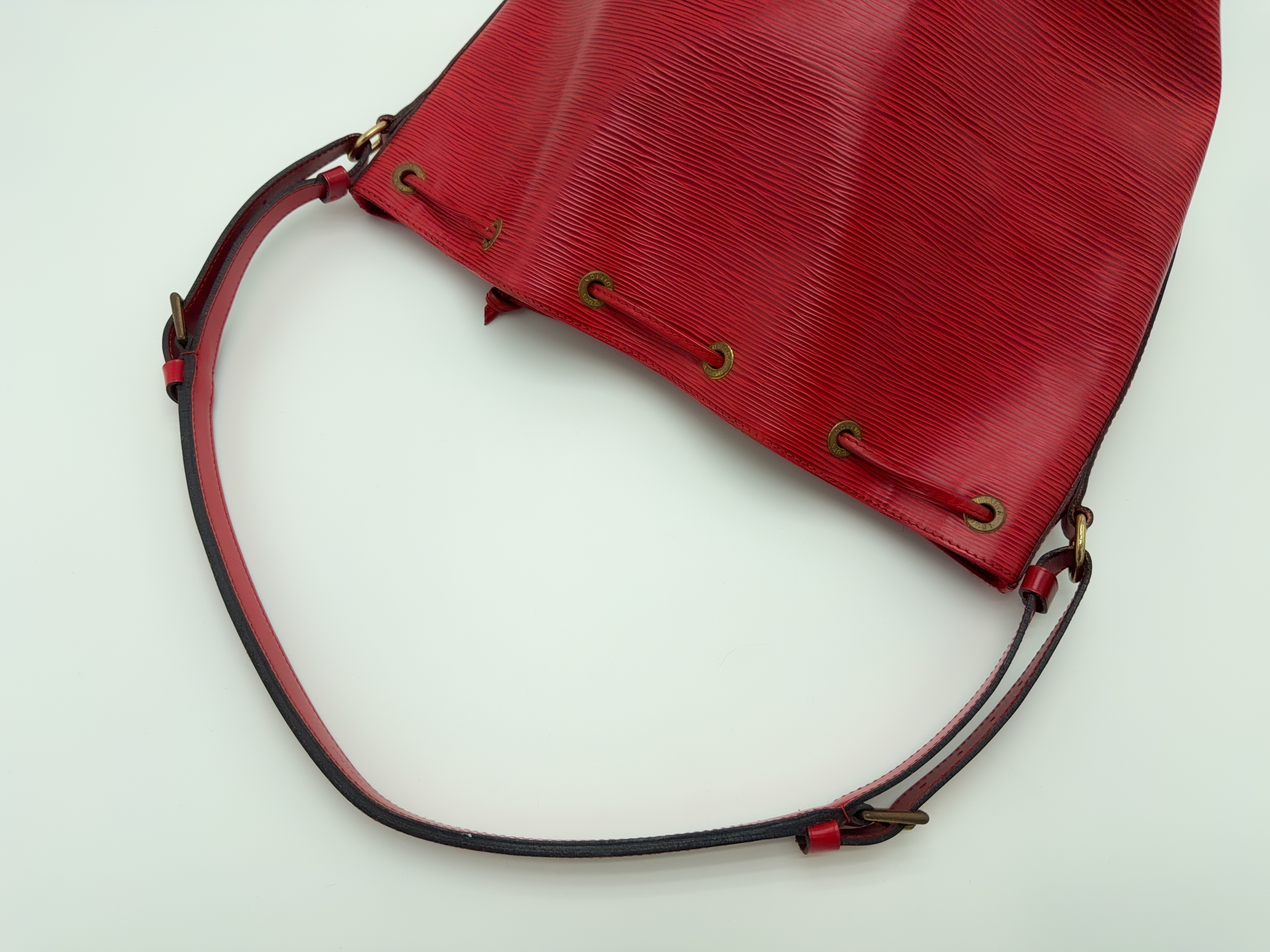 Epi M44107 Petit Noé Castilian Red AR0994 Shoulder Bag — view 3