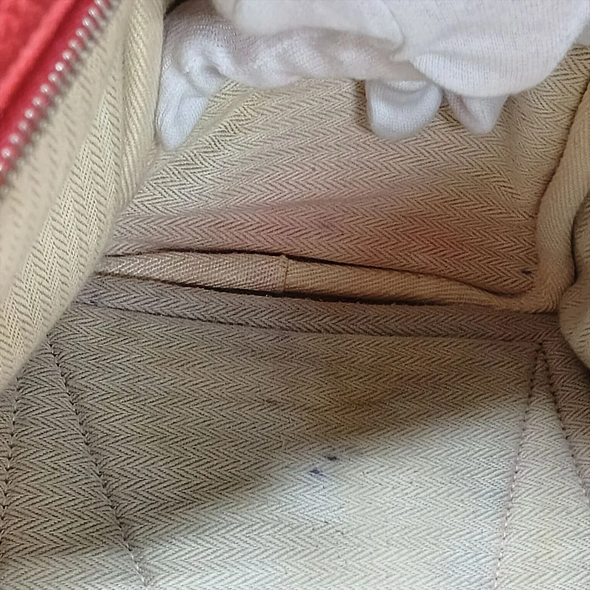 Victoria 35, Taurillon Clemence leather, Rouge Garance, silver hardware. P: 2012. Clochette strap torn. — view 15