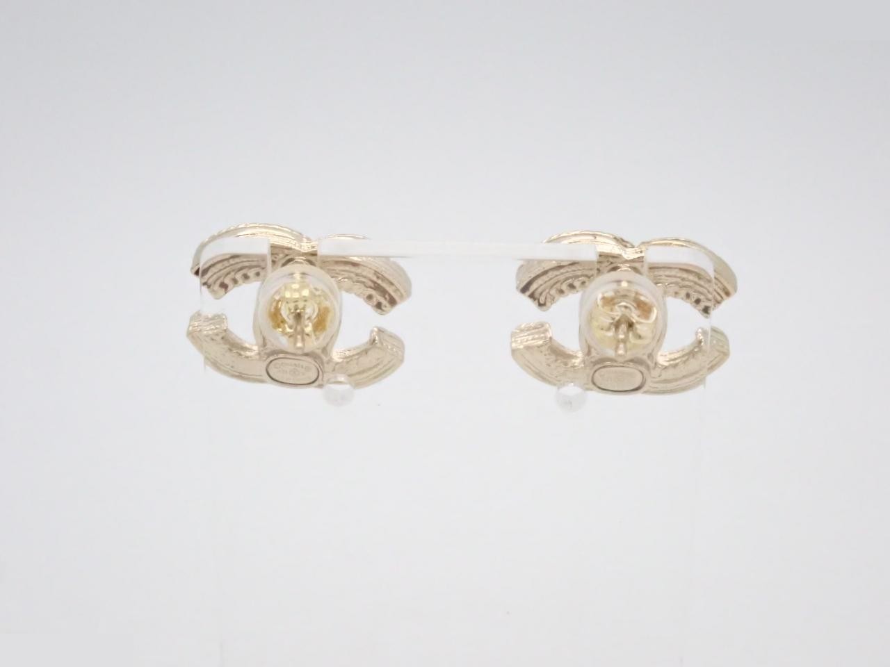 earrings, A21V, Coco Mark, pearl, gold, 1.5cm wide. — view 2