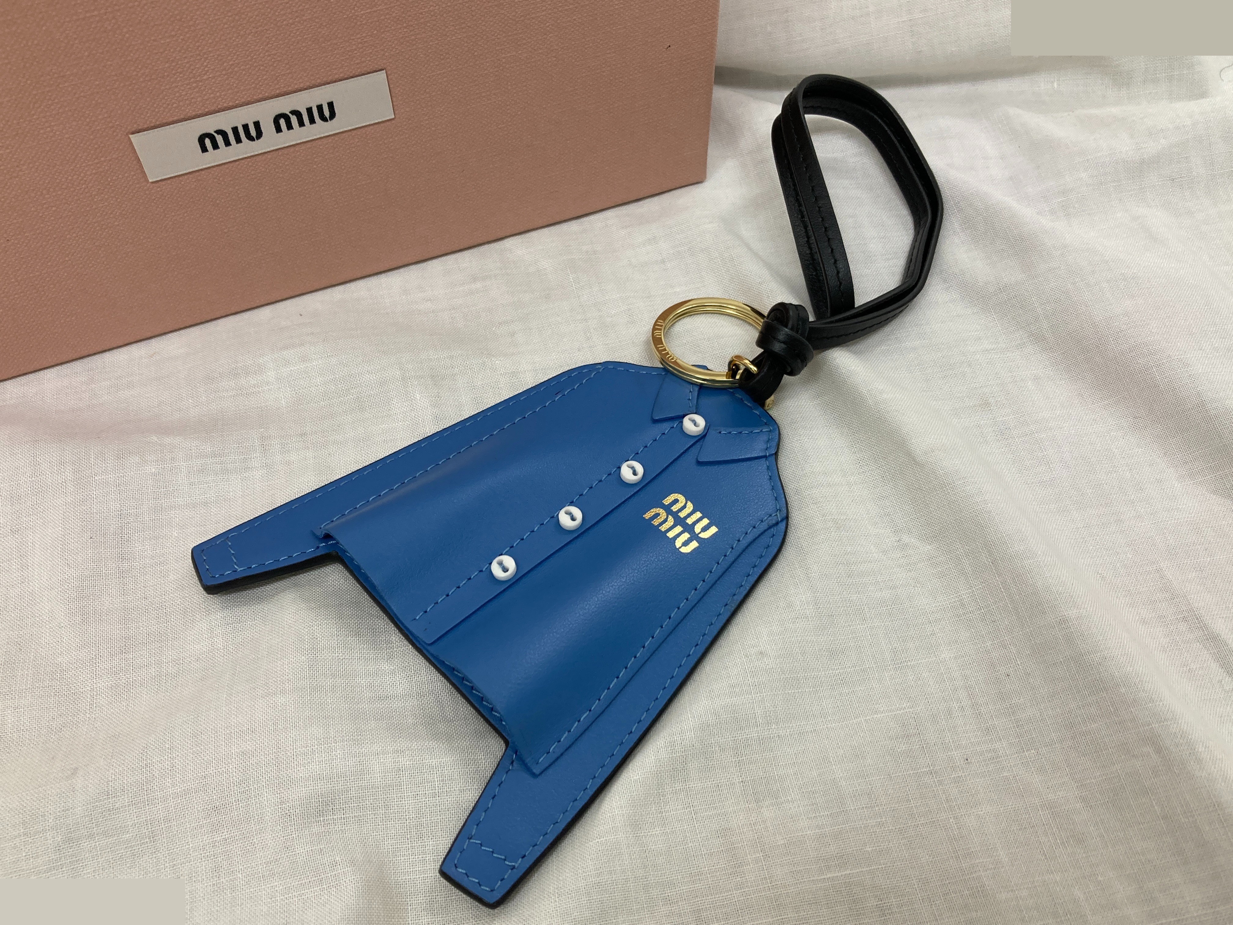 Other items: Small accessories, phone straps, keychains — view 3