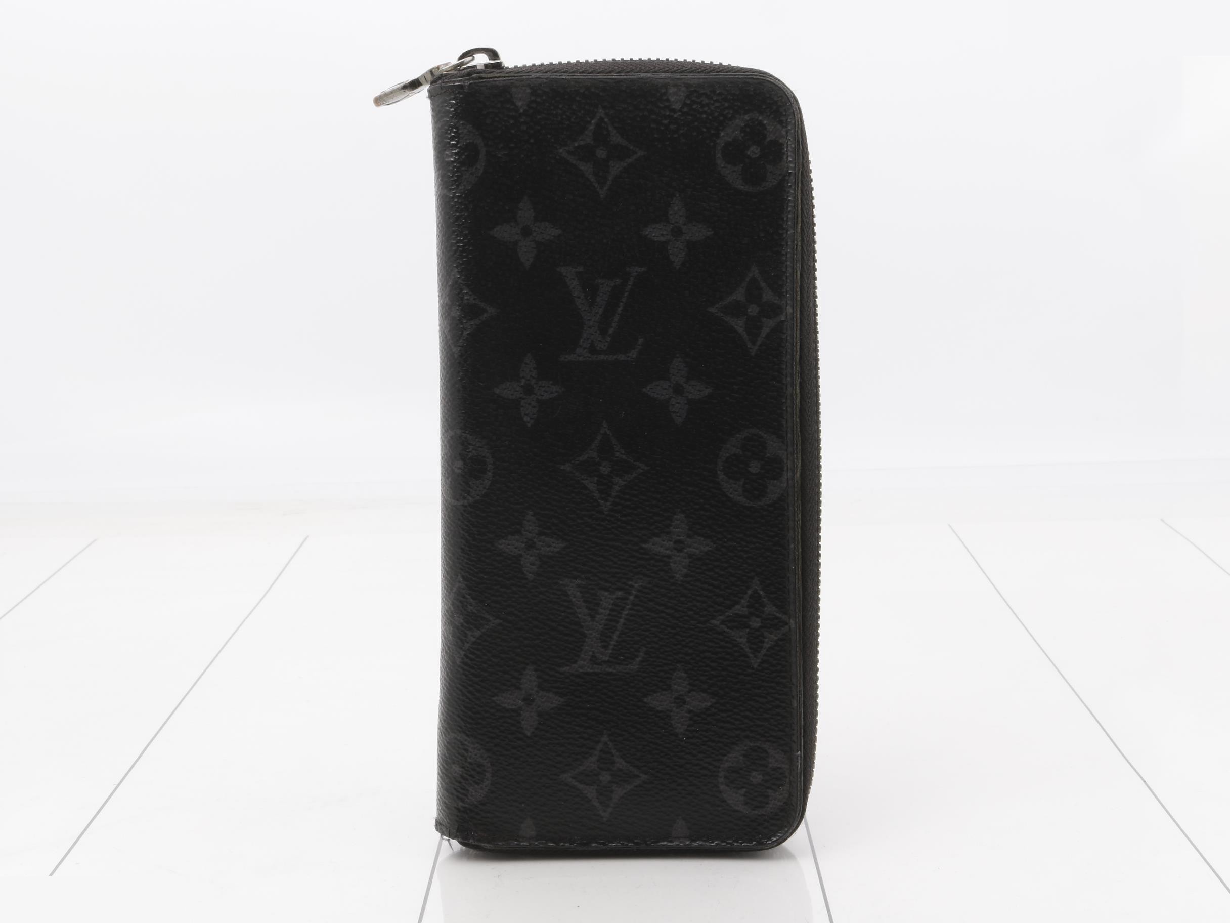 M62295 Zippy Wallet Vertical
