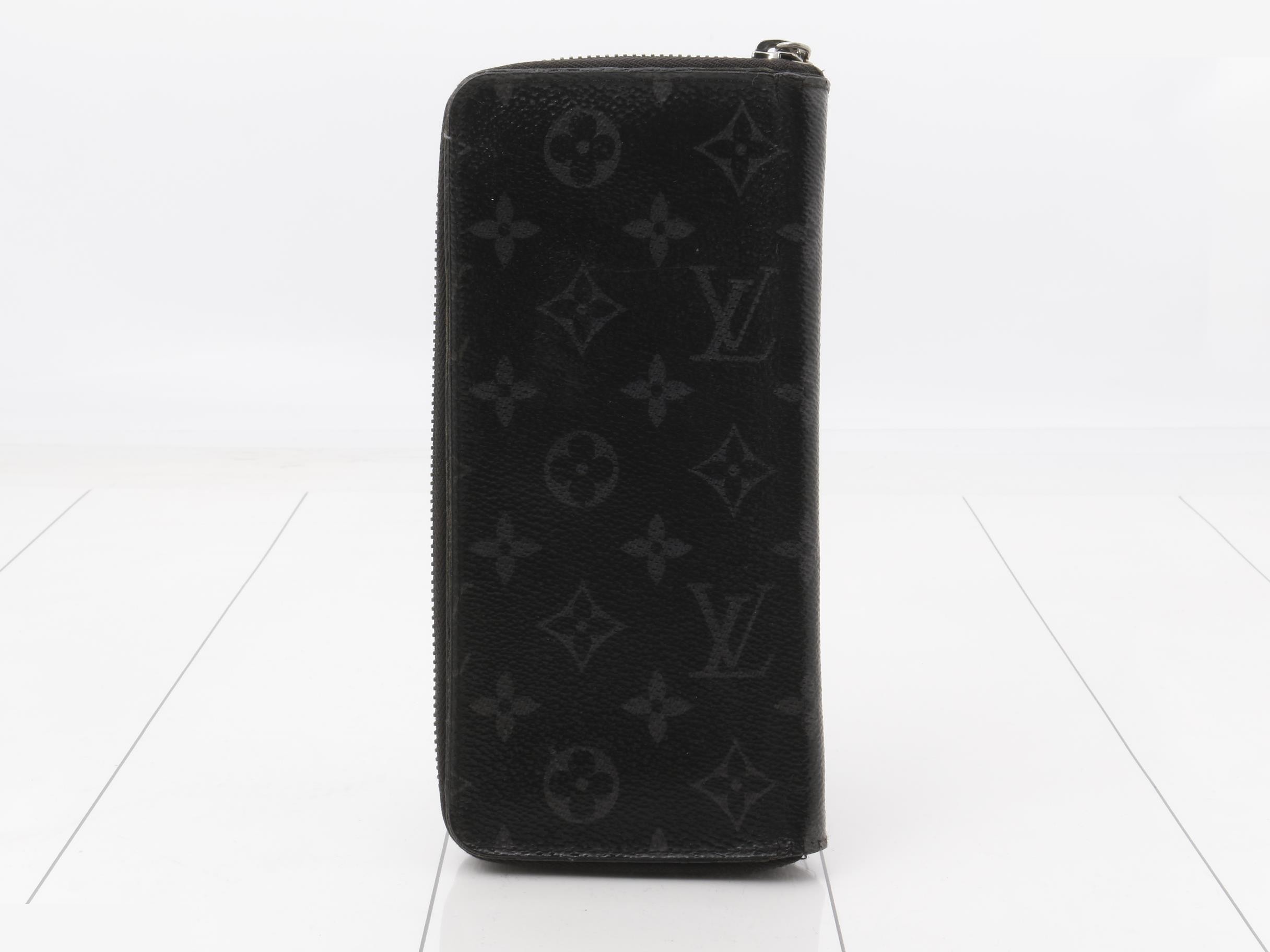 M62295 Zippy Wallet Vertical — view 2