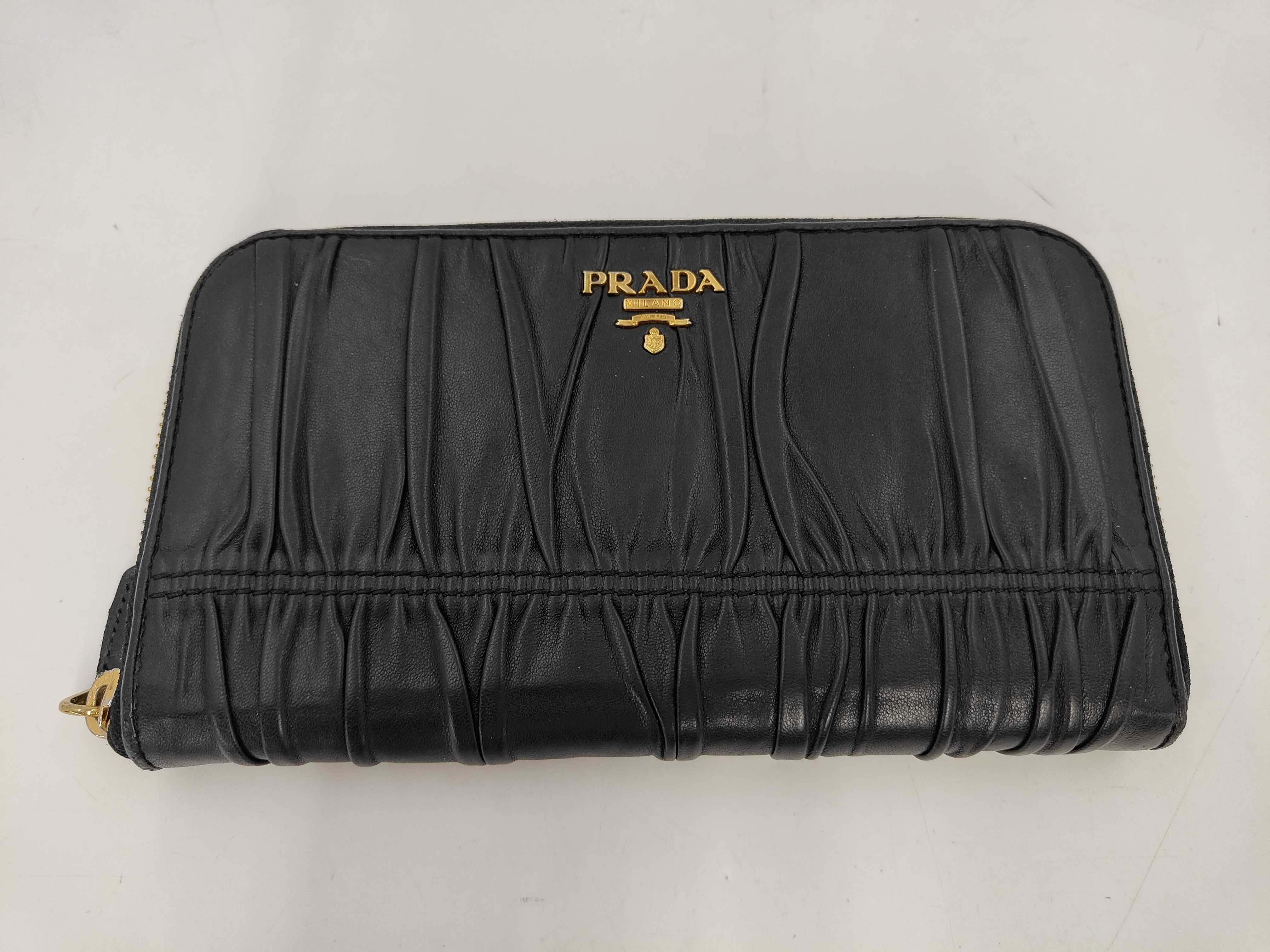 Gathered Leather Round Long Wallet Black Wallet