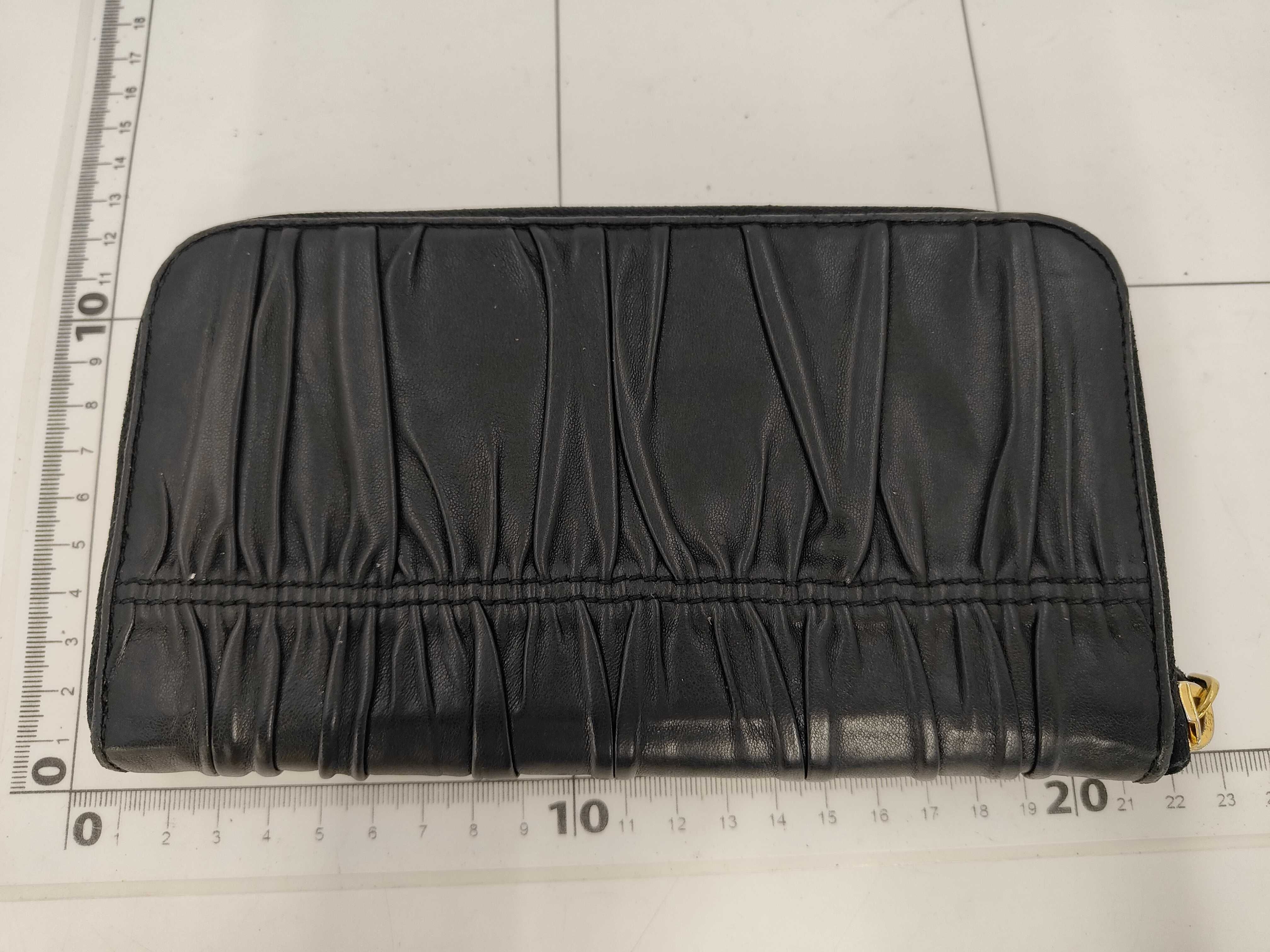 Gathered Leather Round Long Wallet Black Wallet — view 2