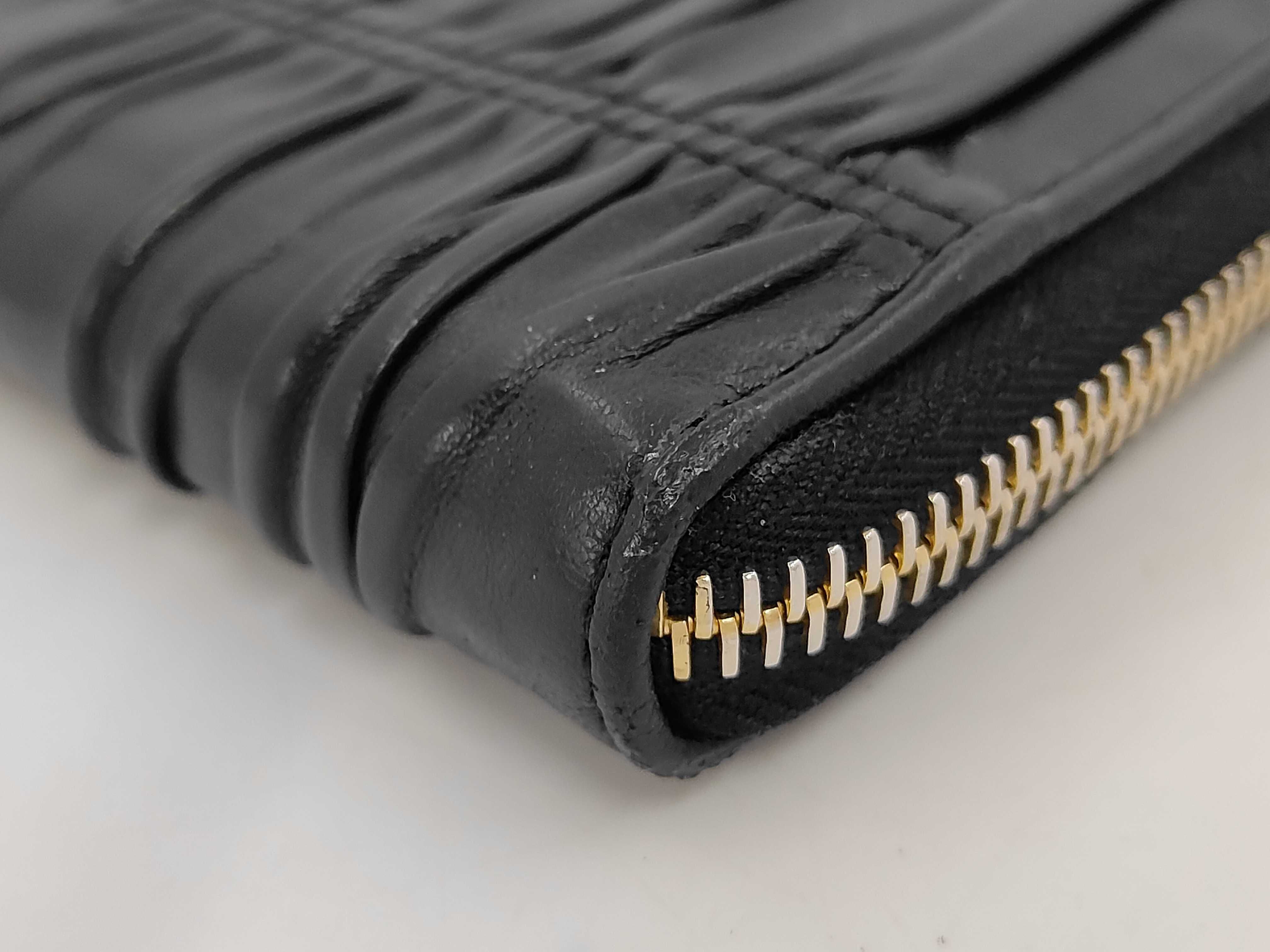 Gathered Leather Round Long Wallet Black Wallet — view 3