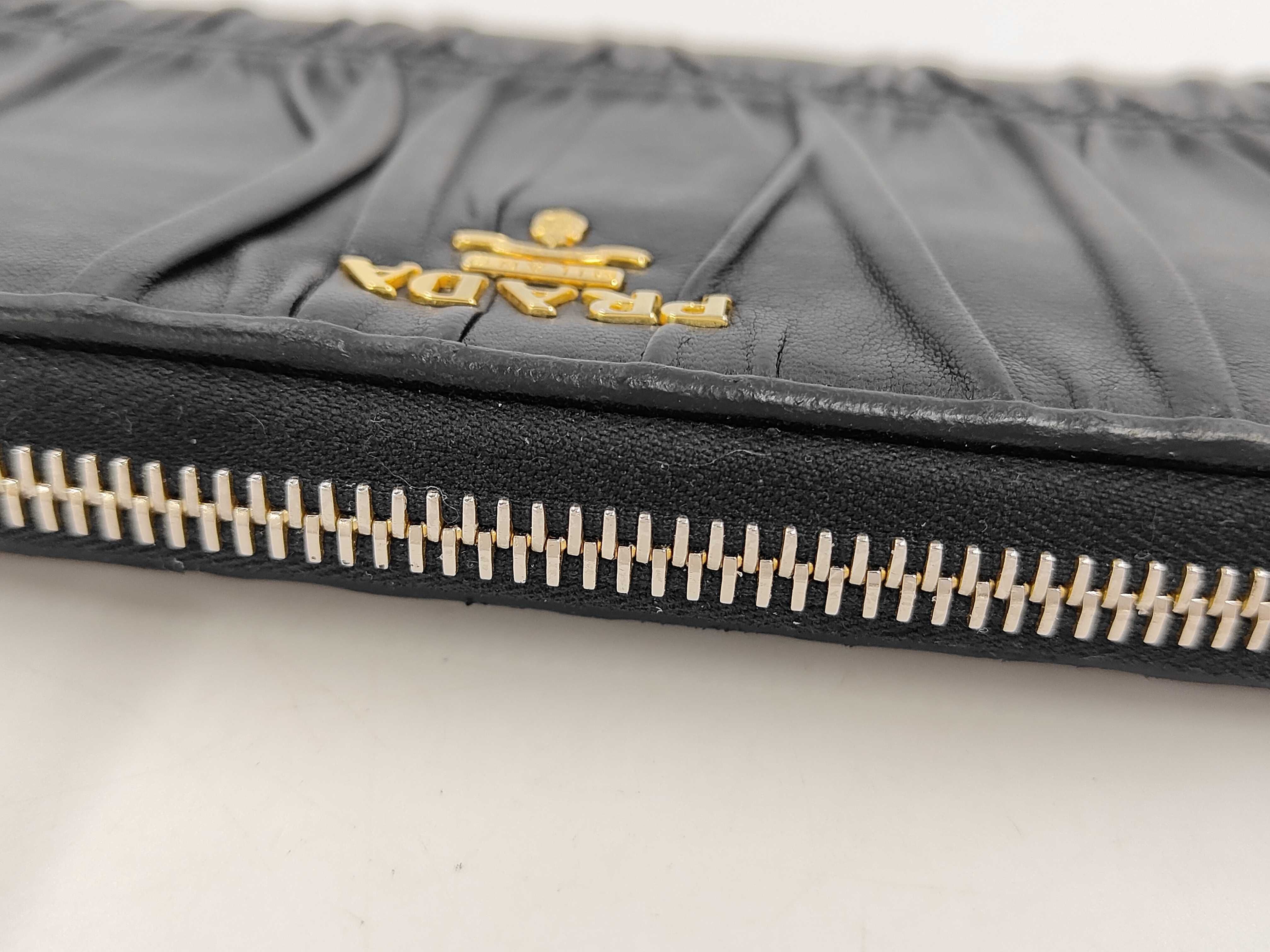 Gathered Leather Round Long Wallet Black Wallet — view 4
