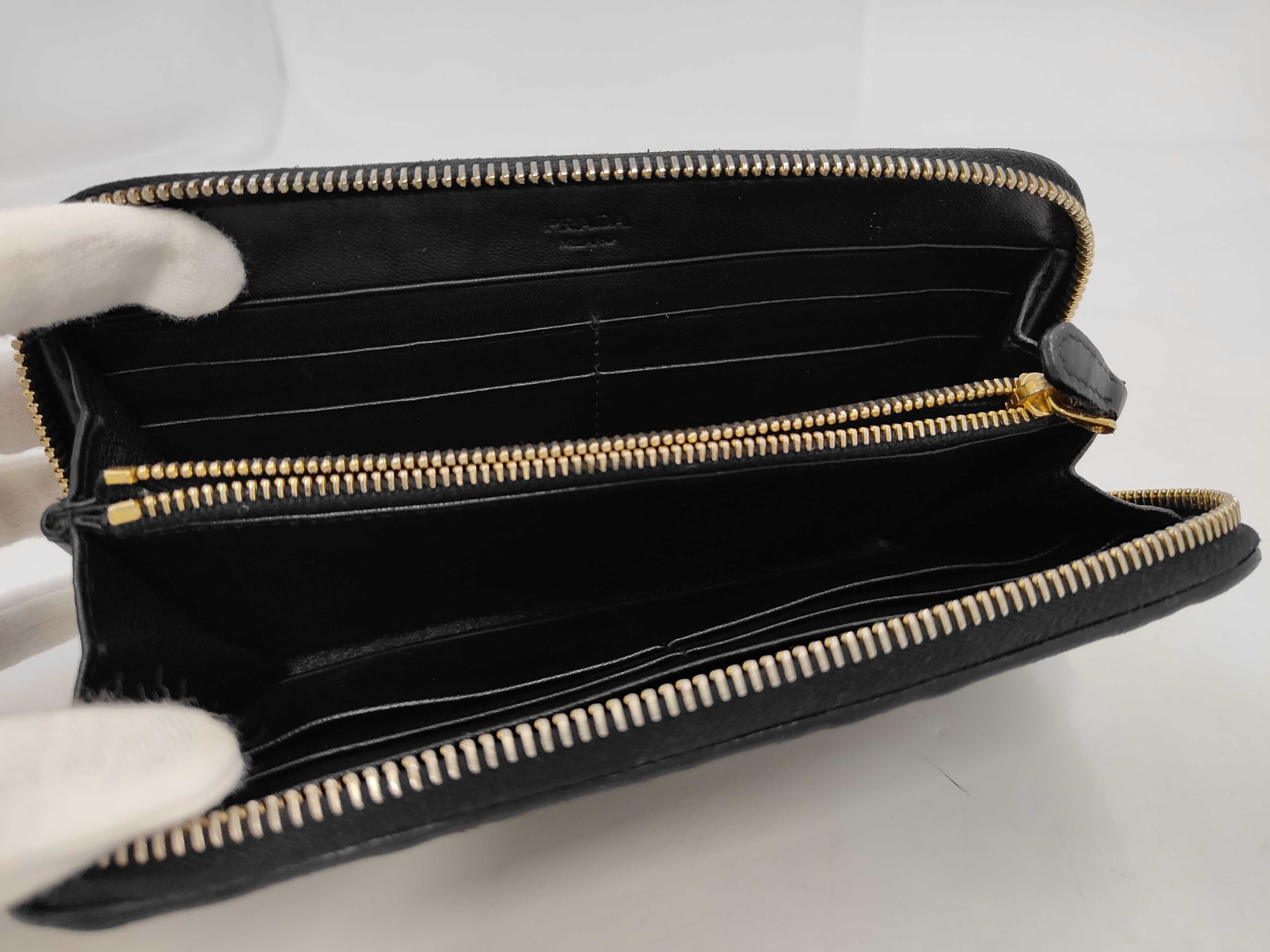 Gathered Leather Round Long Wallet Black Wallet — view 5