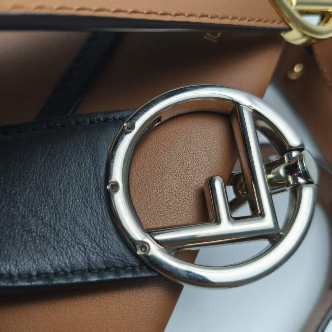 【*Shipped from: China*】FENDI Runaway Leather Shoulder Bag — view 14