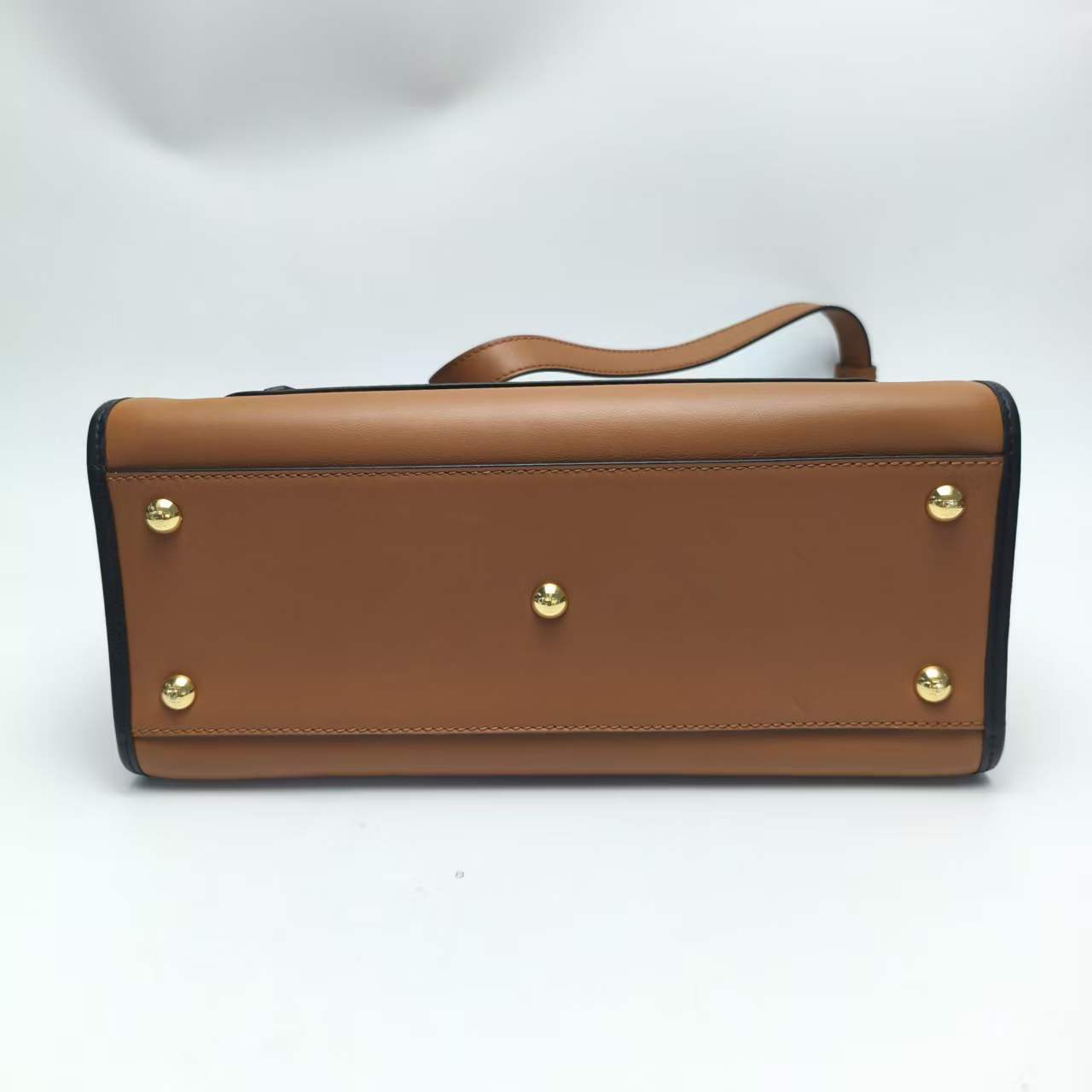 【*Shipped from: China*】FENDI Runaway Leather Shoulder Bag — view 5