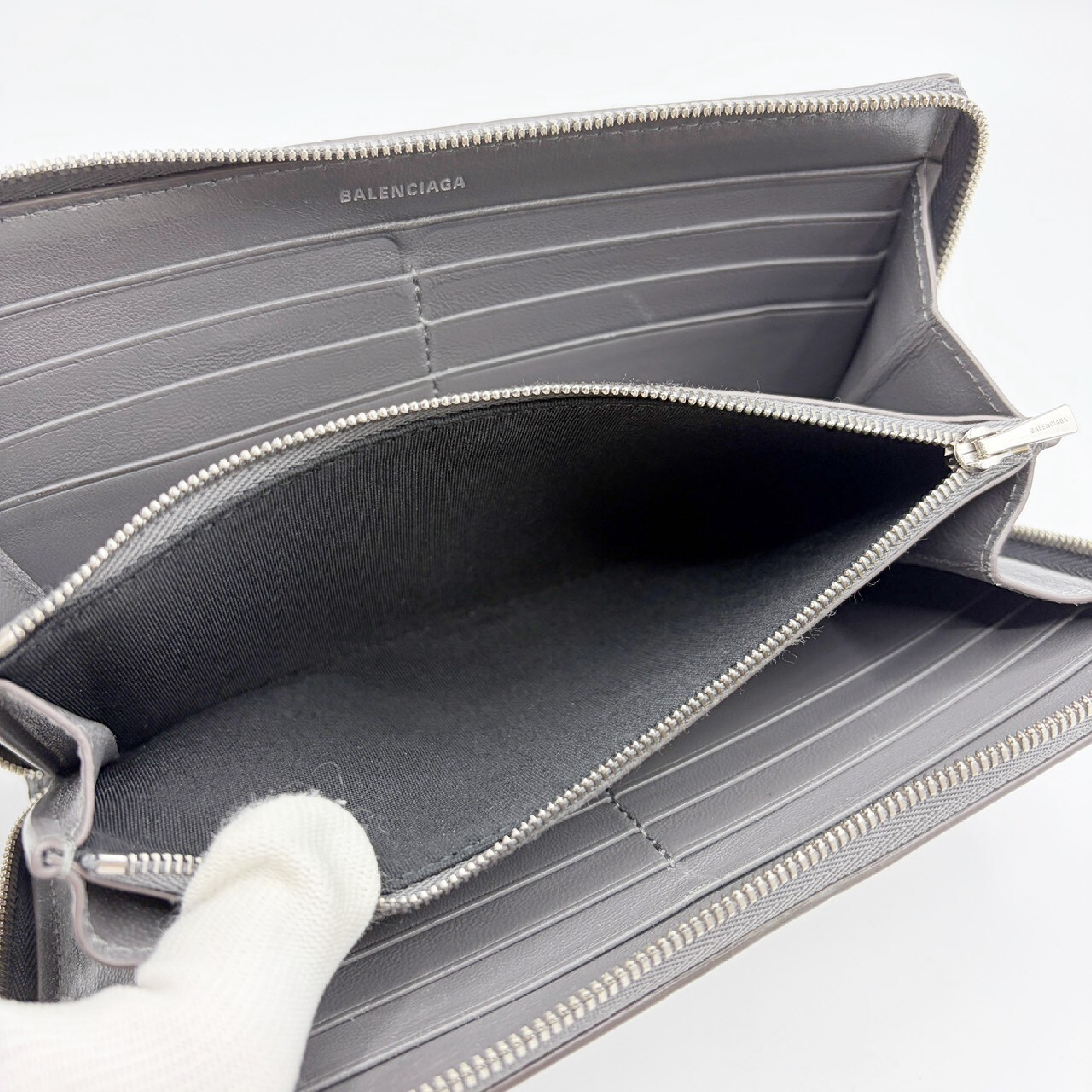 BB logo round zip wallet, gray. — view 10
