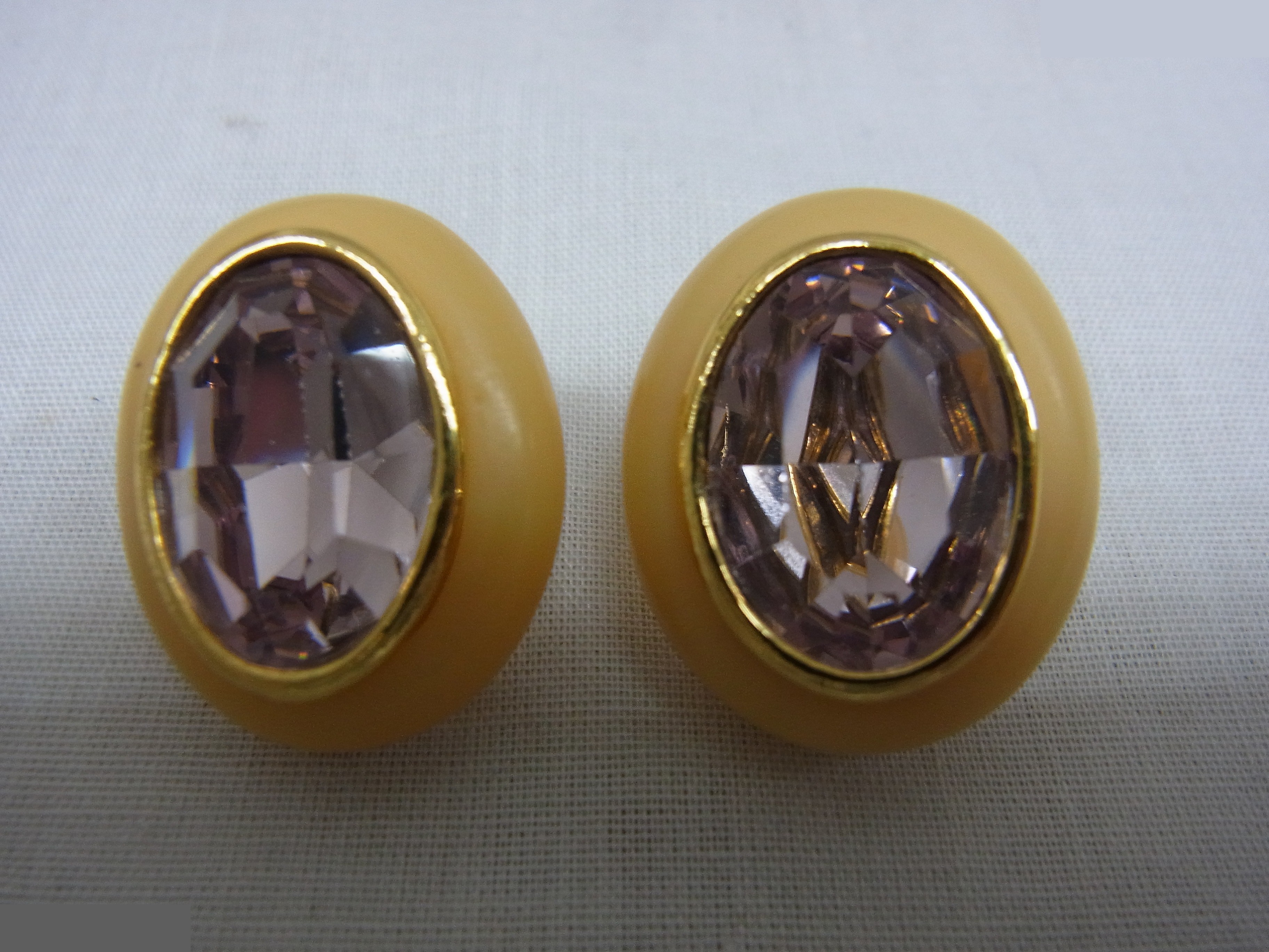 Other lines: Precious metal earrings with stones