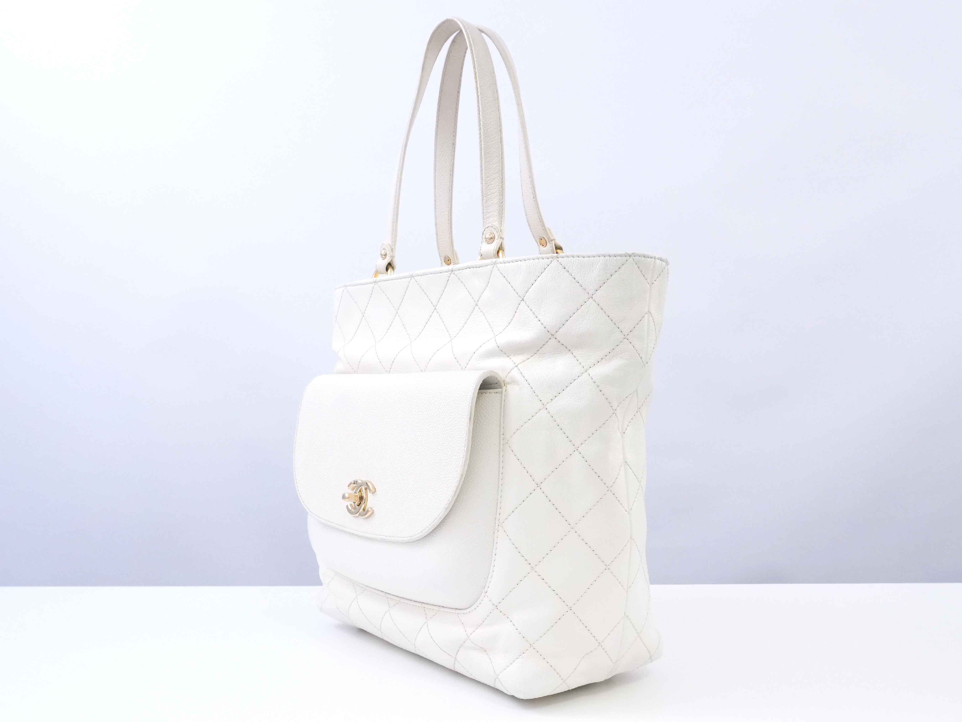 Matelassé Turnlock Pocket Shopping Tote Bag — view 12