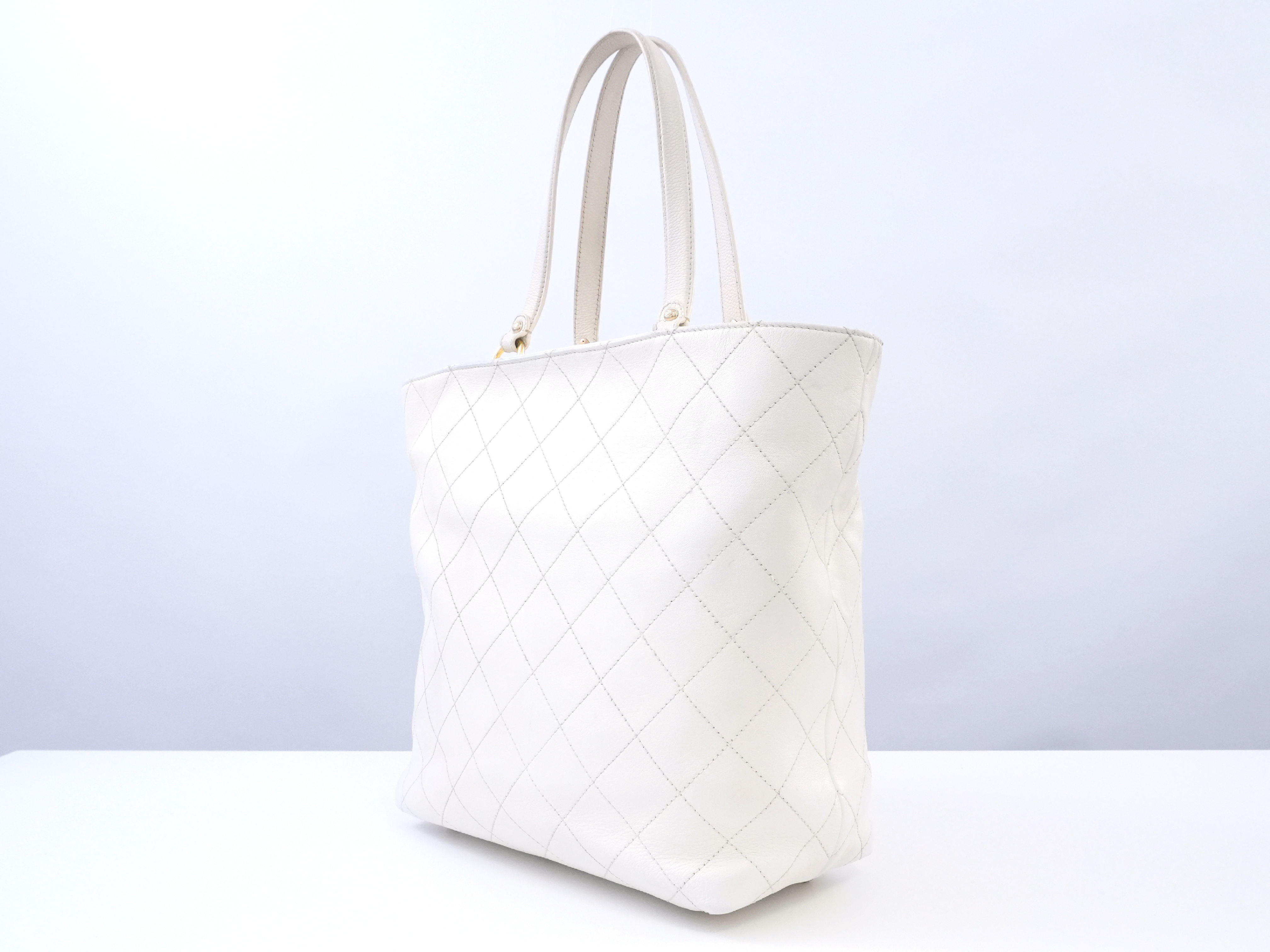 Matelassé Turnlock Pocket Shopping Tote Bag — view 13