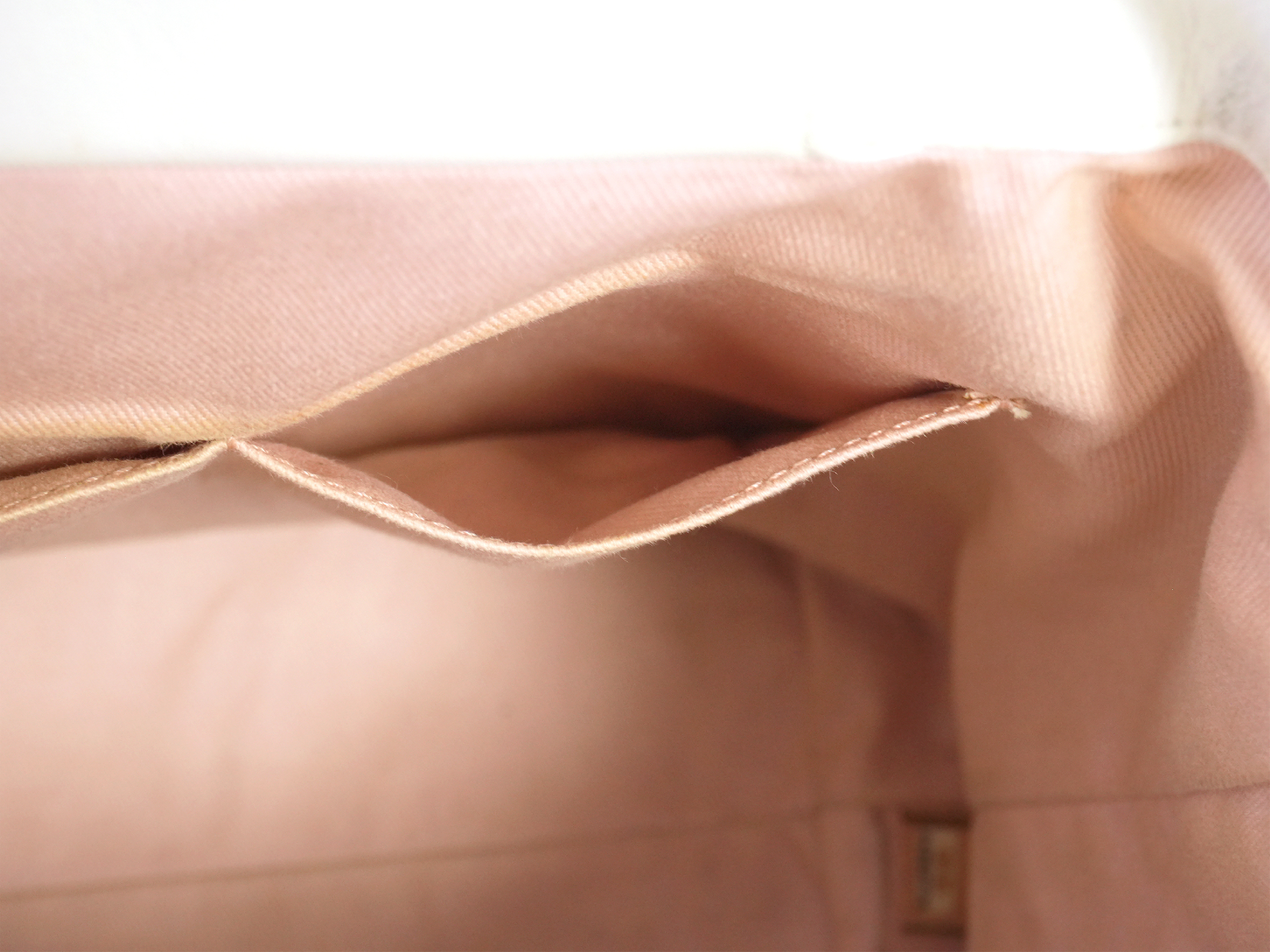 Matelassé Turnlock Pocket Shopping Tote Bag — view 9