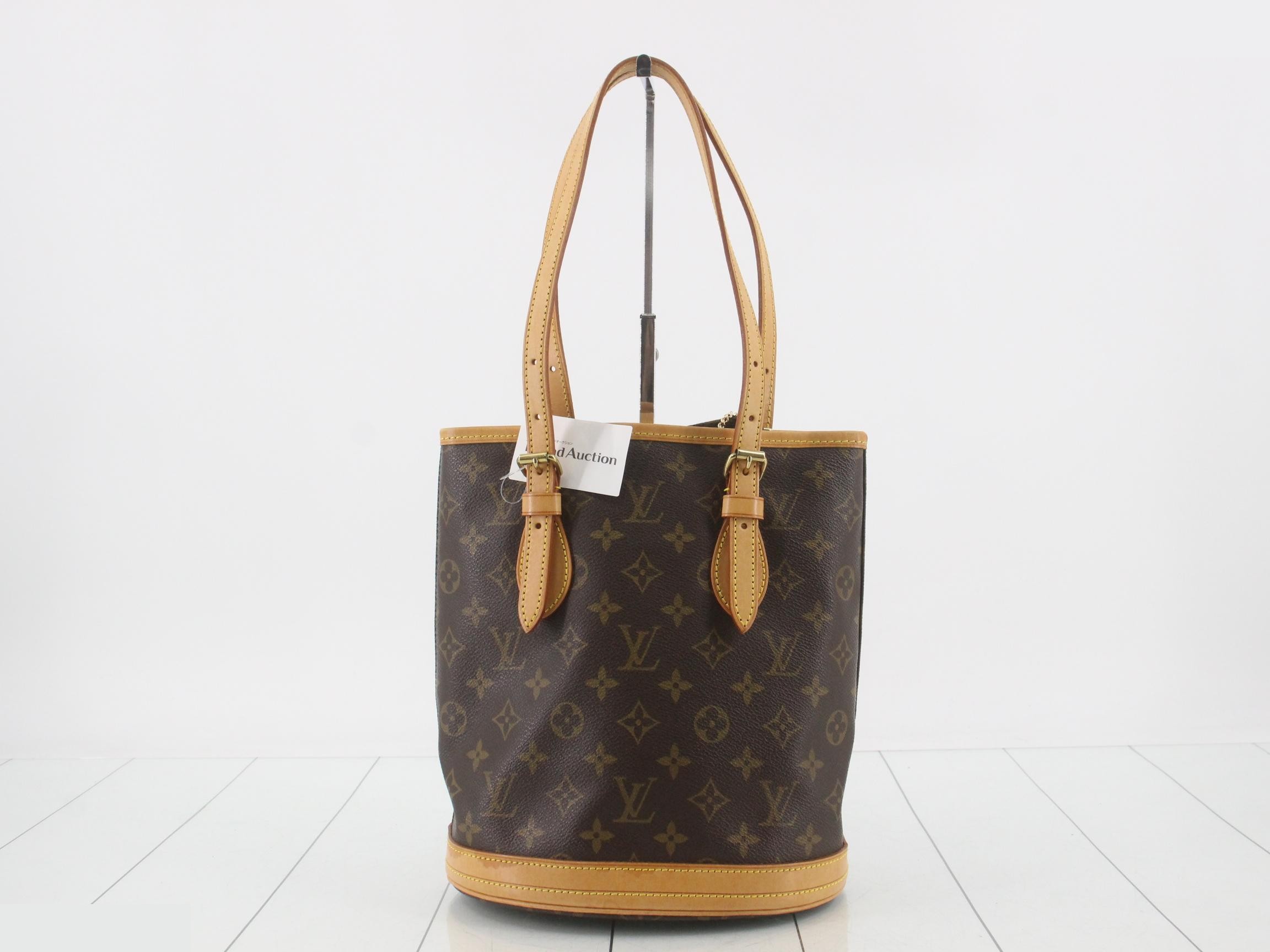 Noe with pouch — view 2