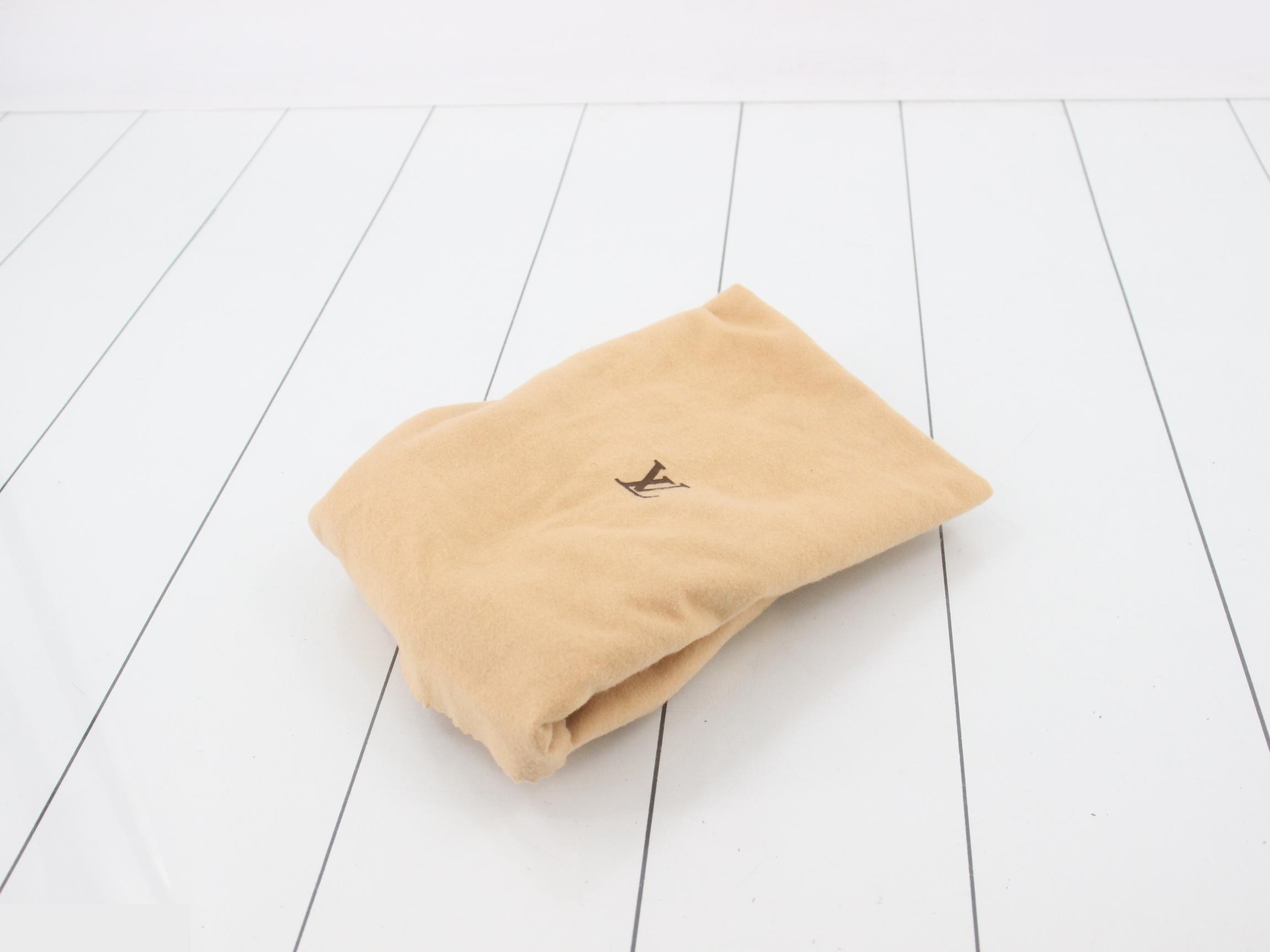 Noe with pouch — view 7