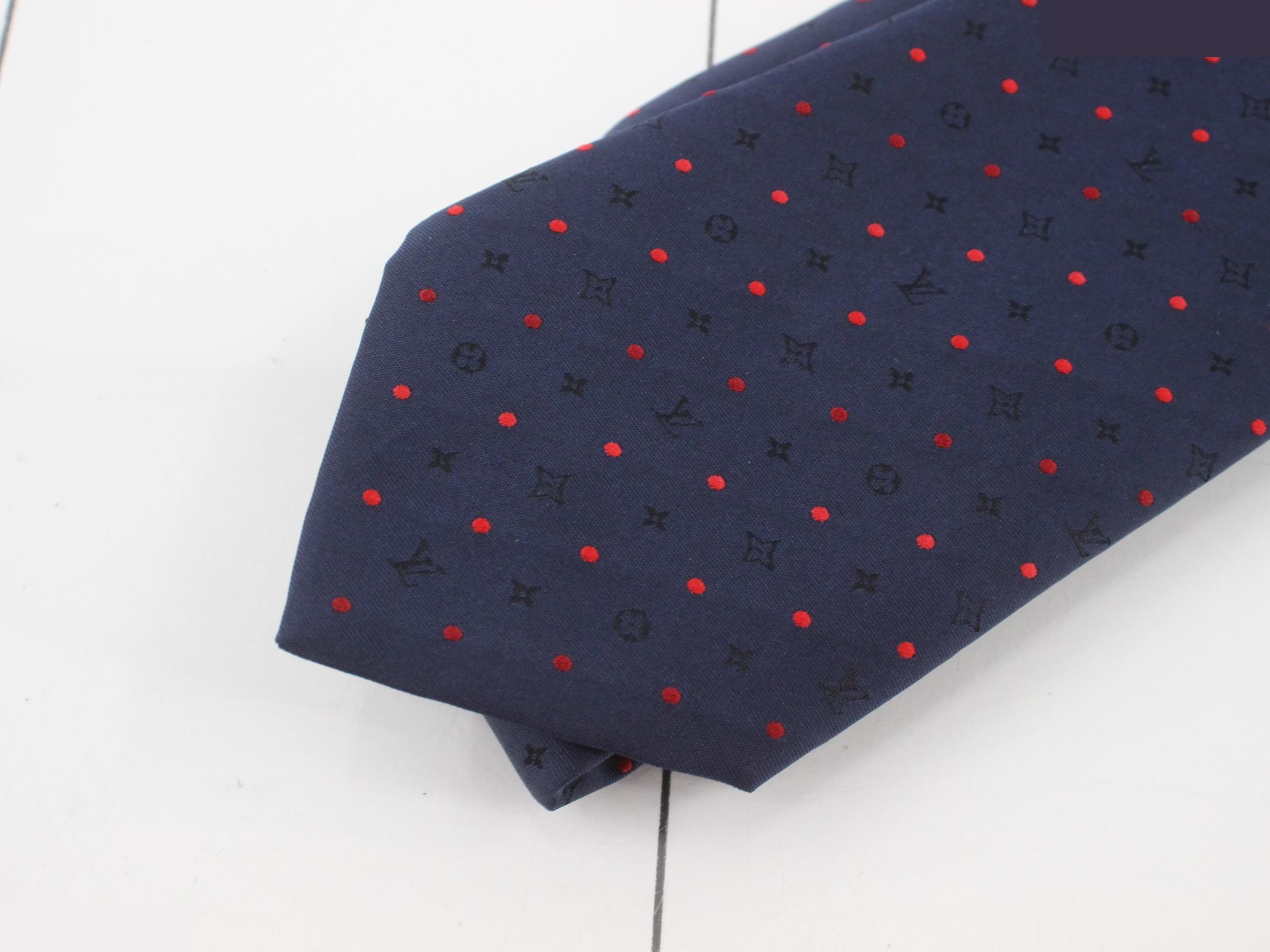 Unused necktie, with box. — view 3