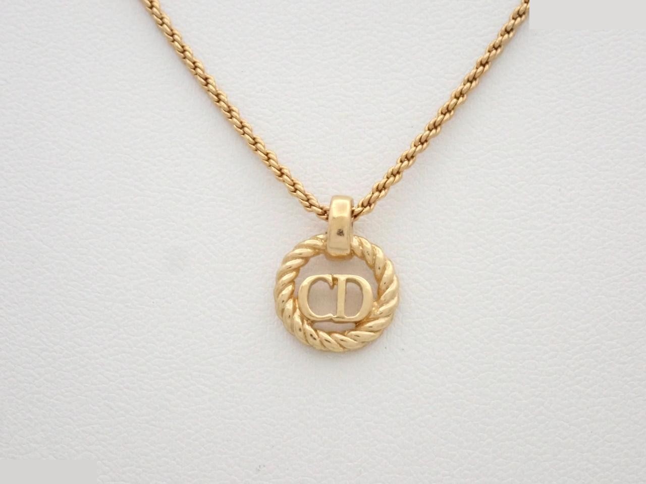 Gold chain, approximately 44 cm