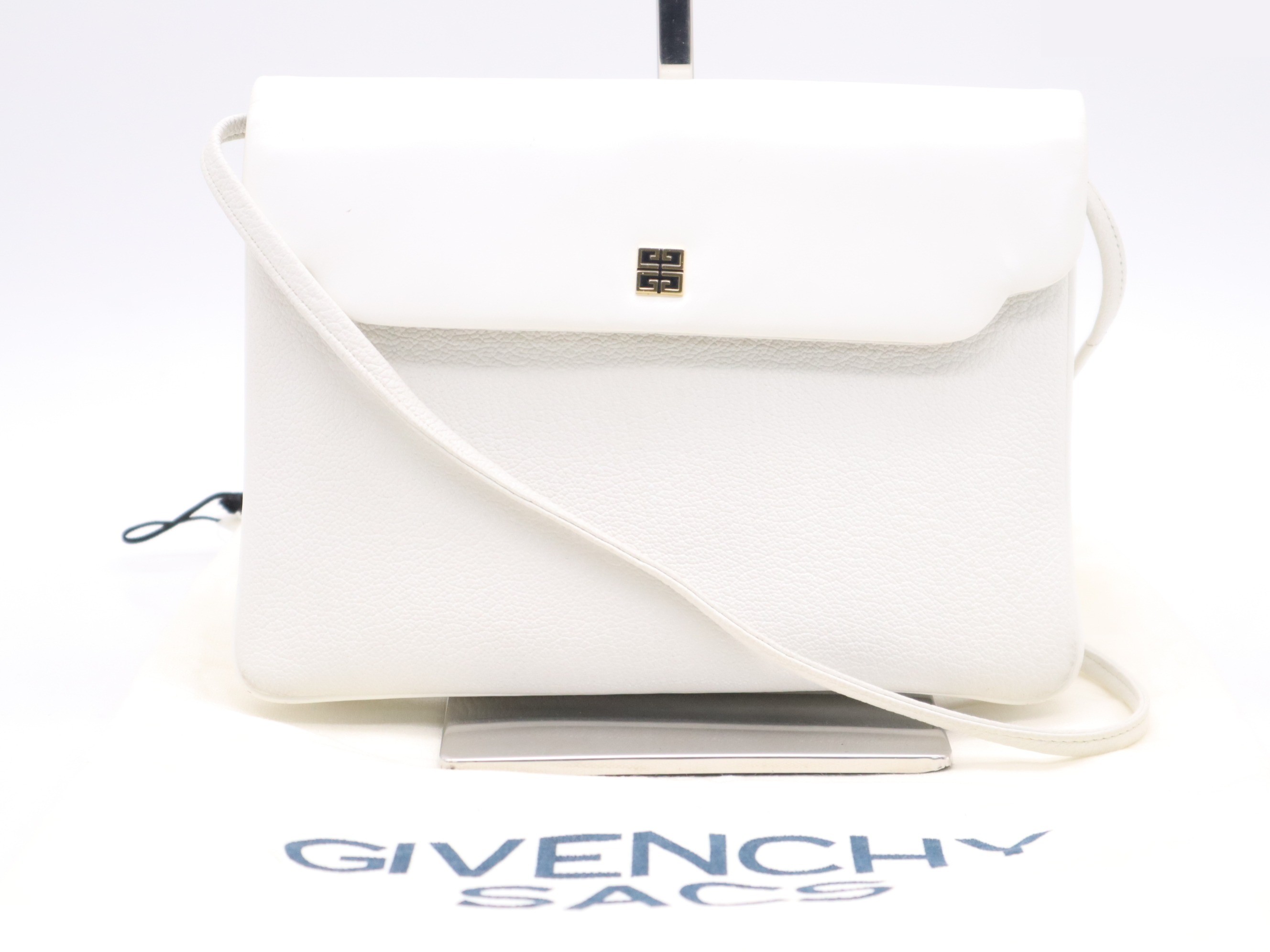 Leather shoulder bag with 4G logo hardware, white, includes dust bag.
