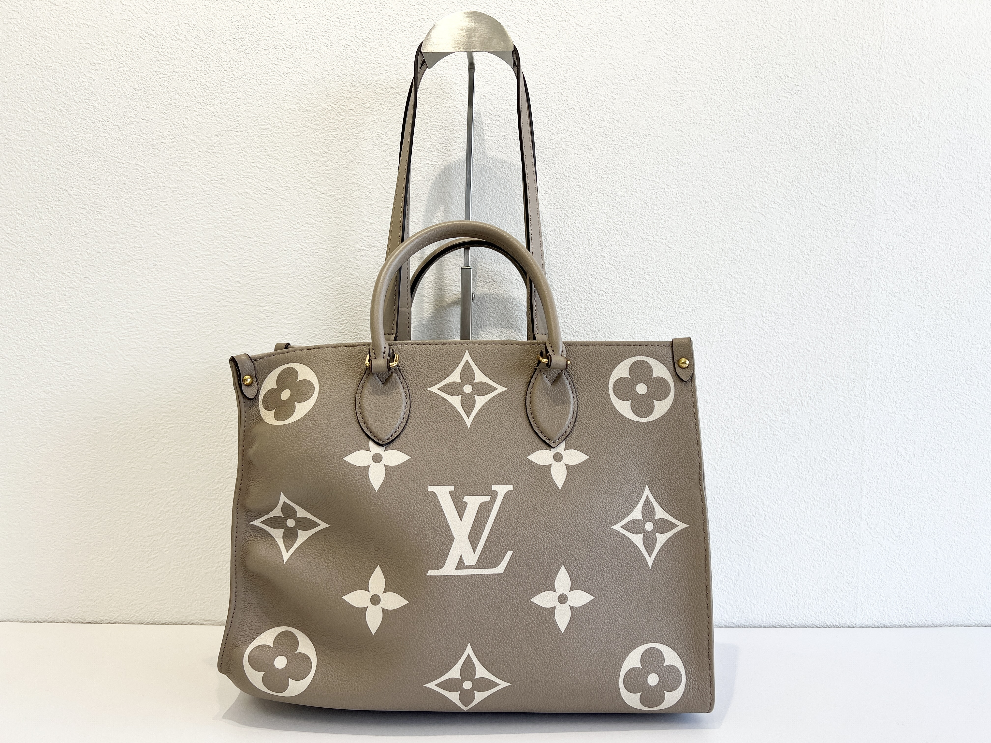 Monogram Logo OnTheGo MM Tourtreury 2-way Tote Bag Shoulder Bag — view 2