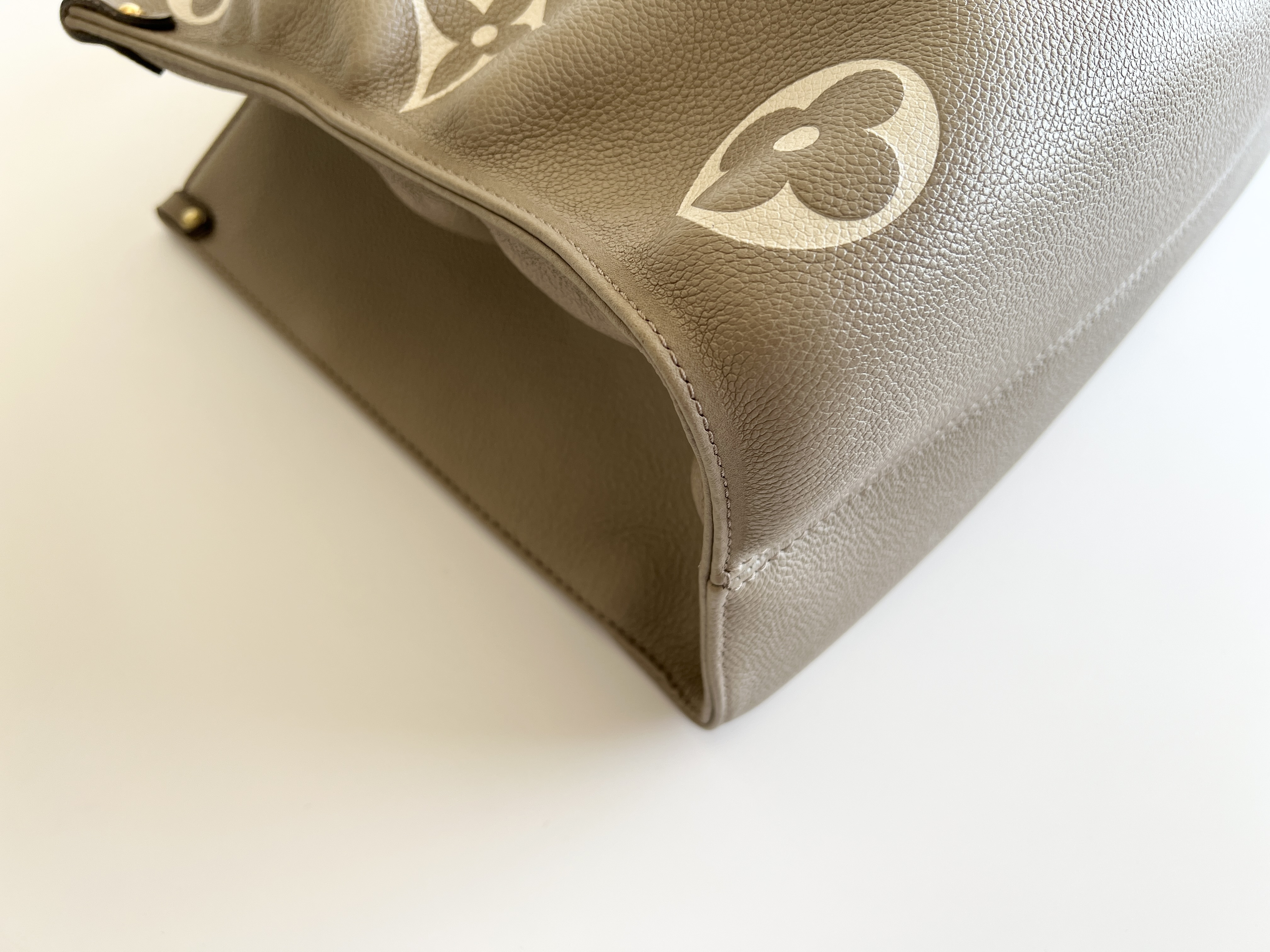 Monogram Logo OnTheGo MM Tourtreury 2-way Tote Bag Shoulder Bag — view 12