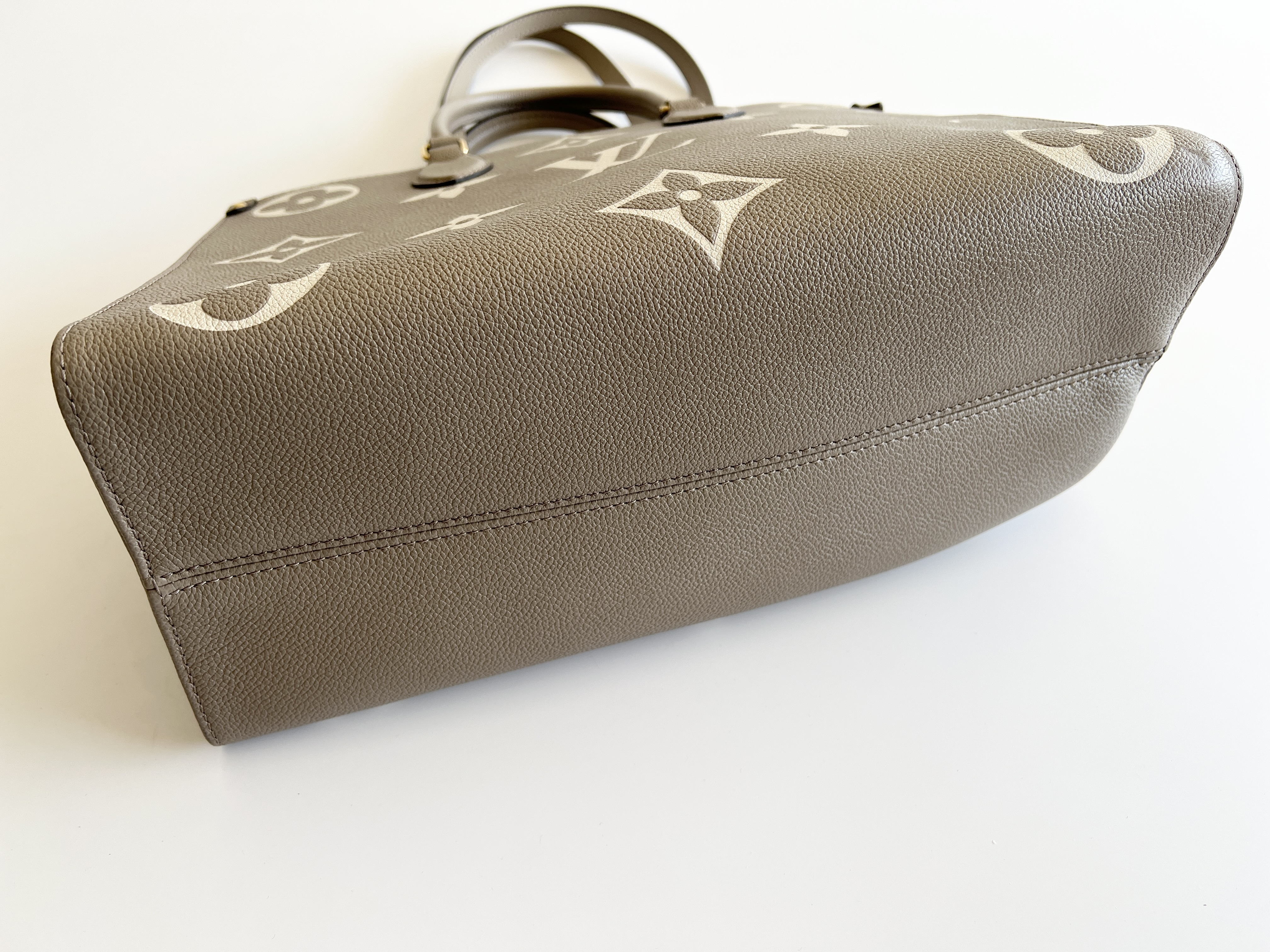Monogram Logo OnTheGo MM Tourtreury 2-way Tote Bag Shoulder Bag — view 14