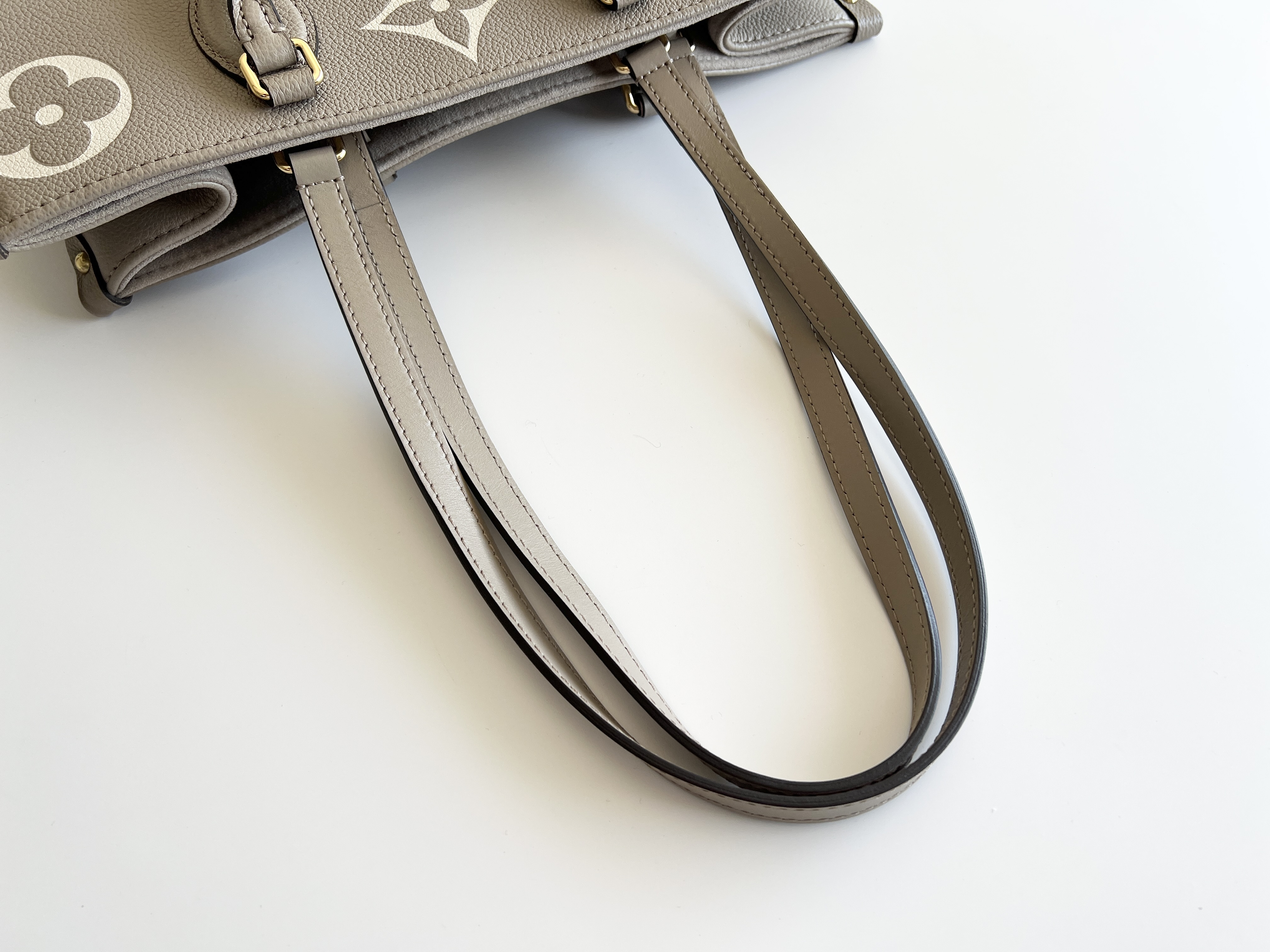 Monogram Logo OnTheGo MM Tourtreury 2-way Tote Bag Shoulder Bag — view 4