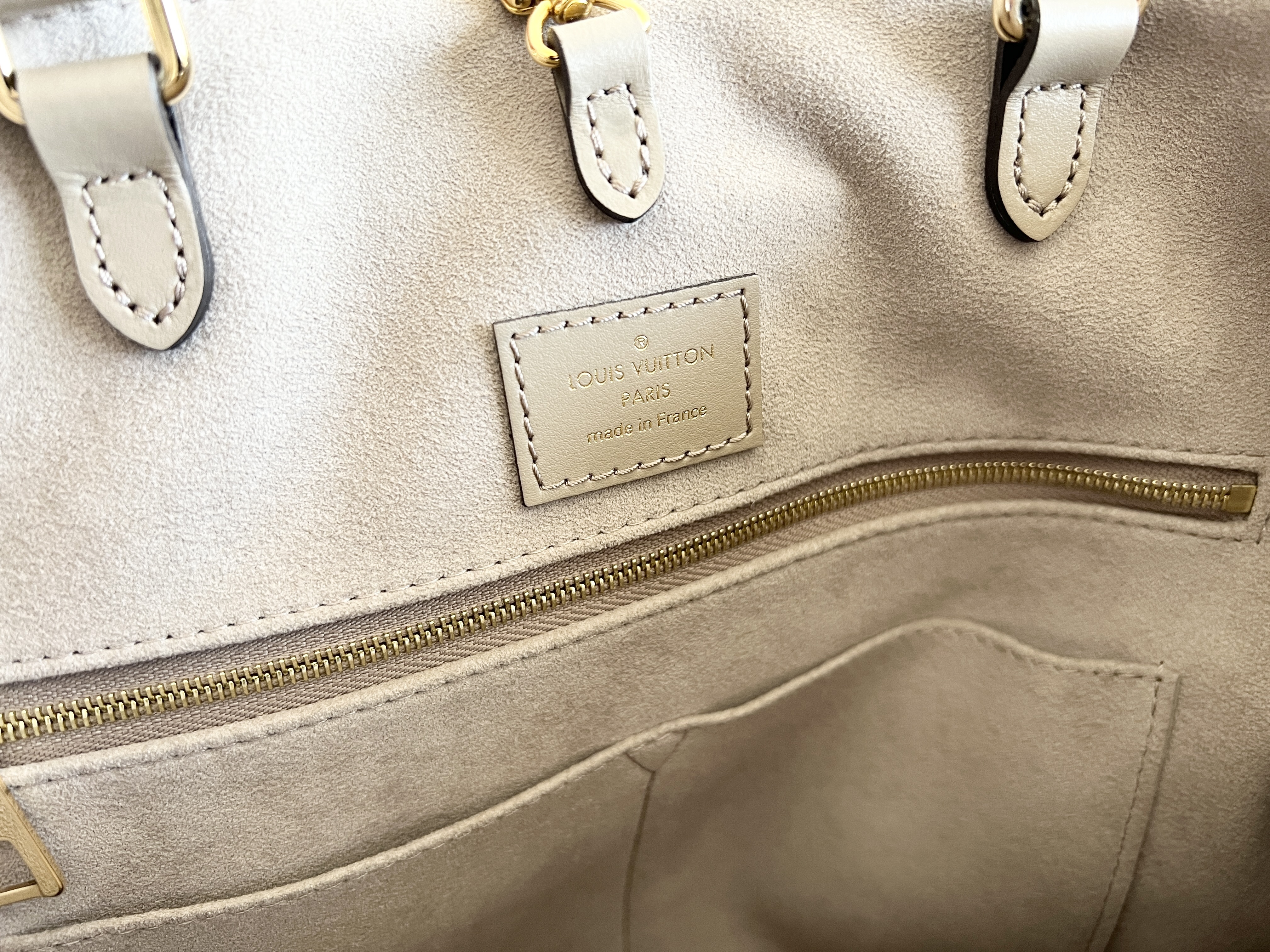 Monogram Logo OnTheGo MM Tourtreury 2-way Tote Bag Shoulder Bag — view 7