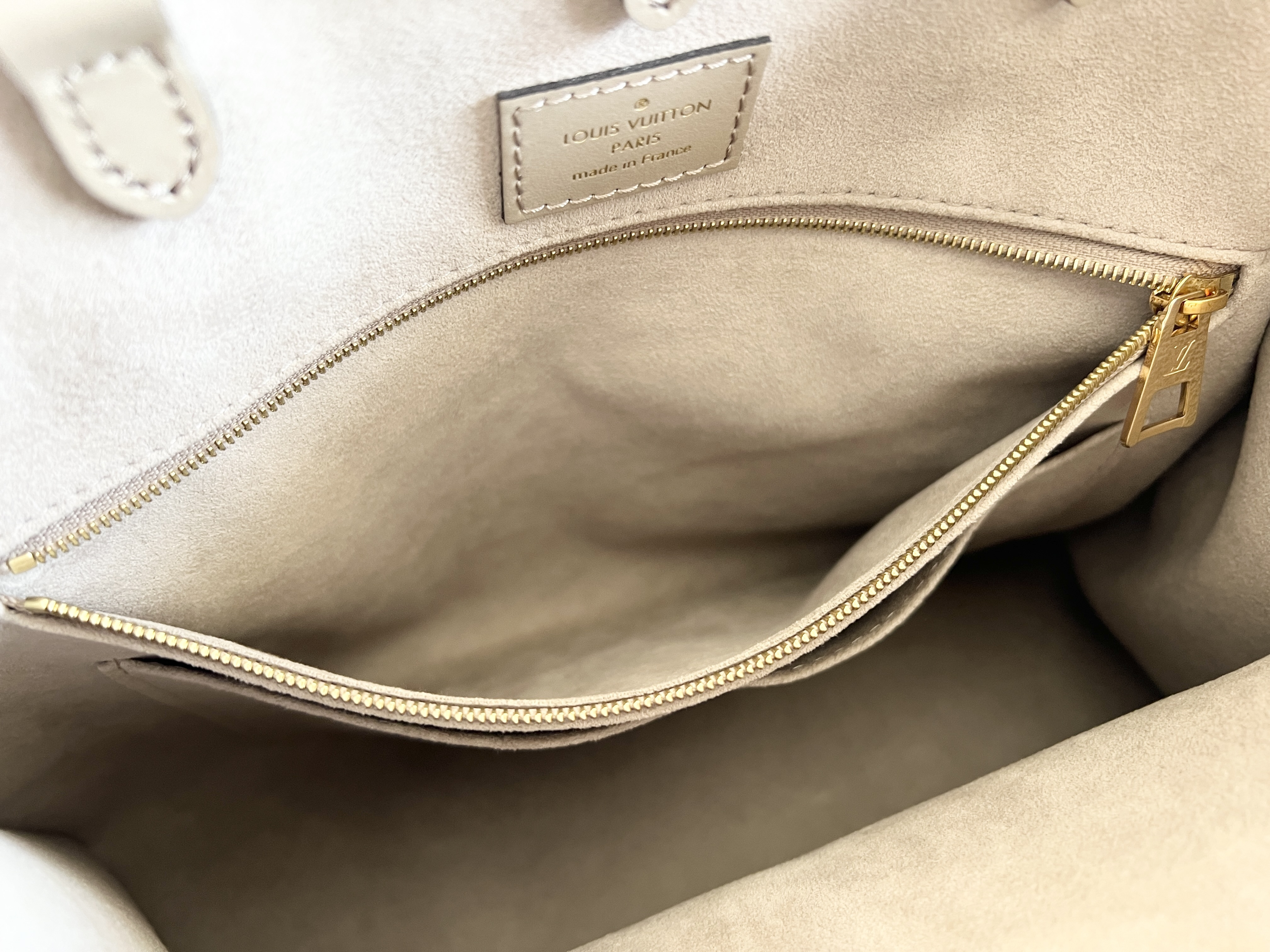 Monogram Logo OnTheGo MM Tourtreury 2-way Tote Bag Shoulder Bag — view 8