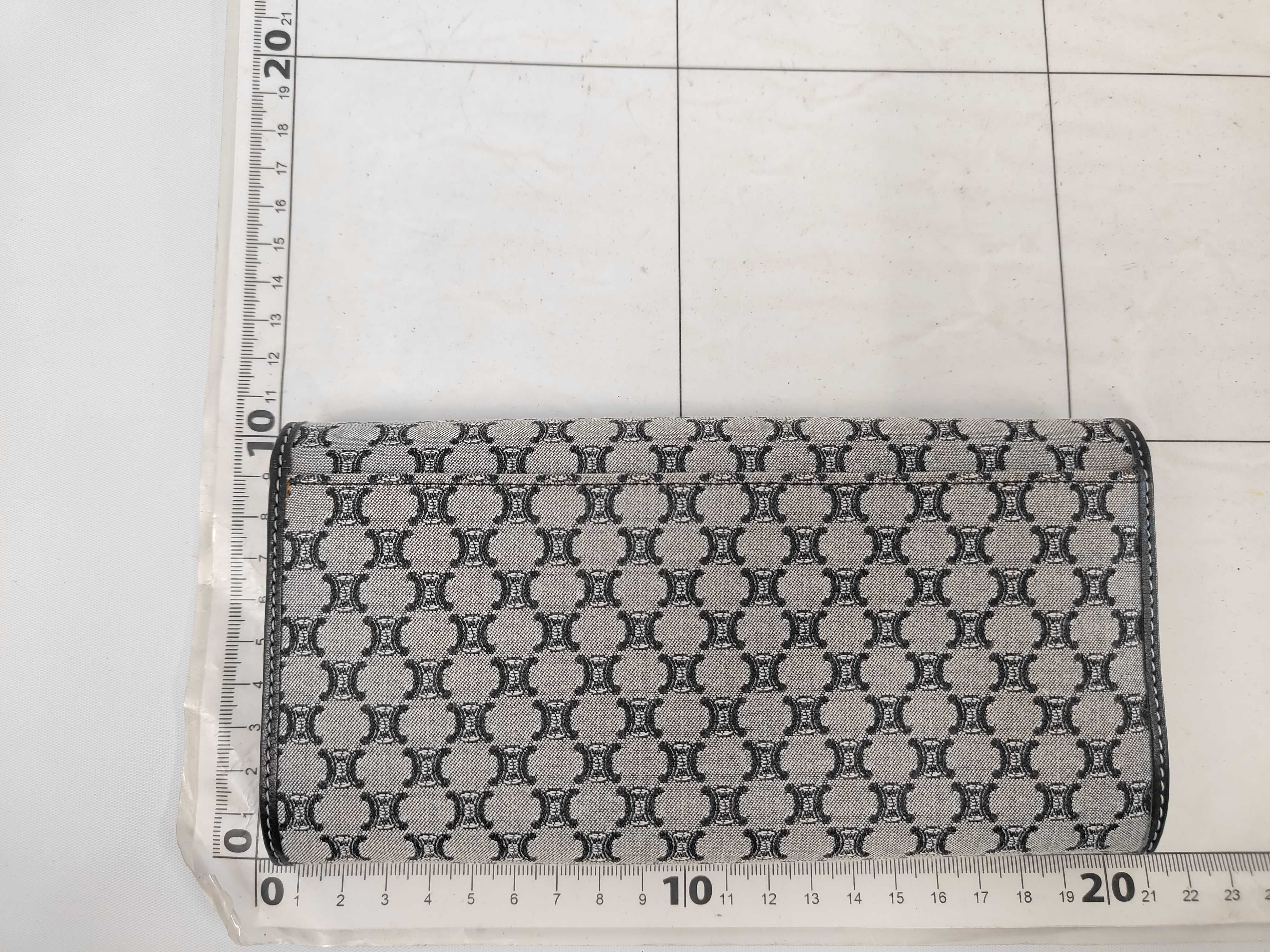 Triomphe pattern leather clasp long wallet — view 2