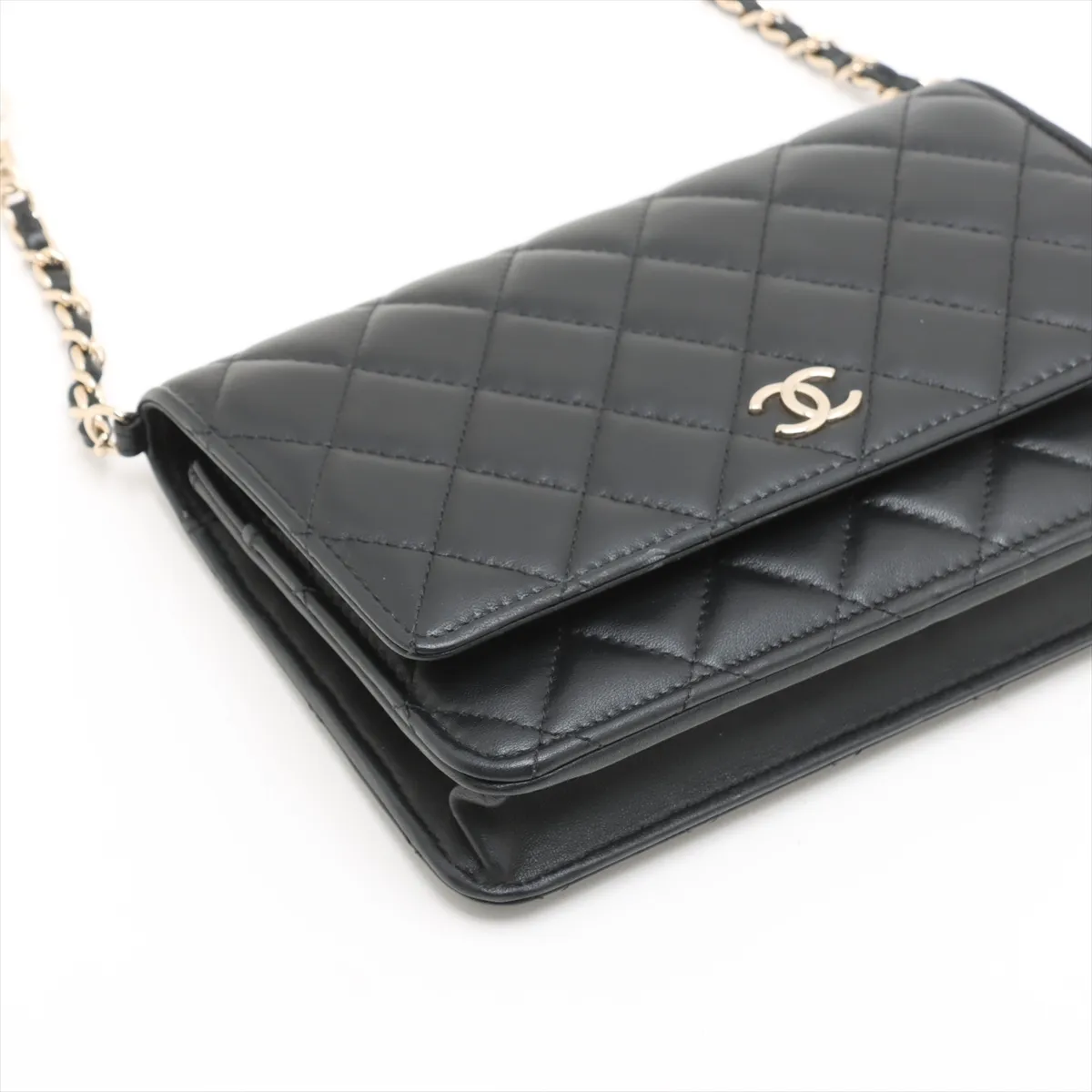 Matelasse Lambskin Chain Wallet Pearl Black Gold Hardware E4NJ9NK5 Random Plate — view 4