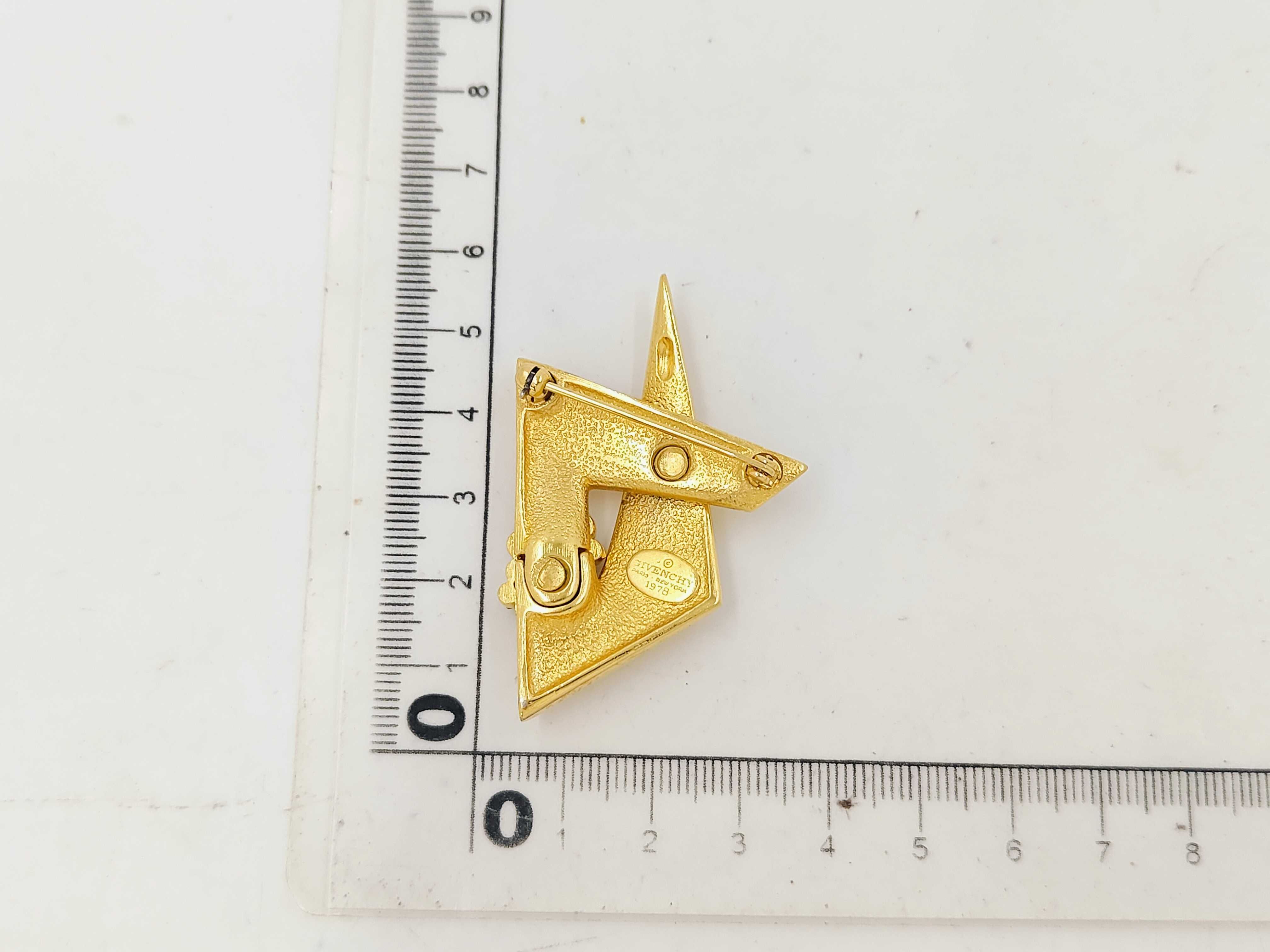 brooch — view 2