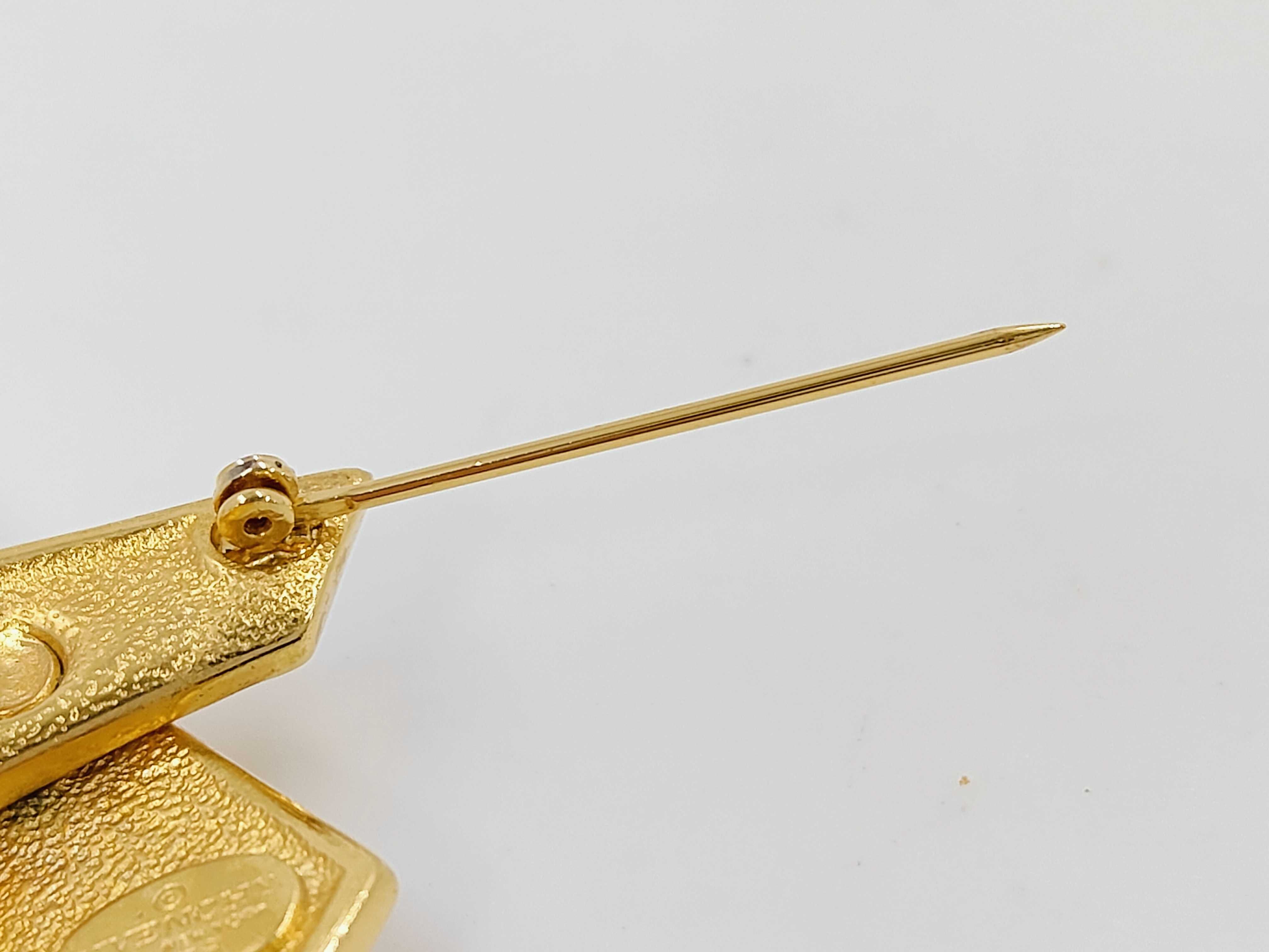 brooch — view 3