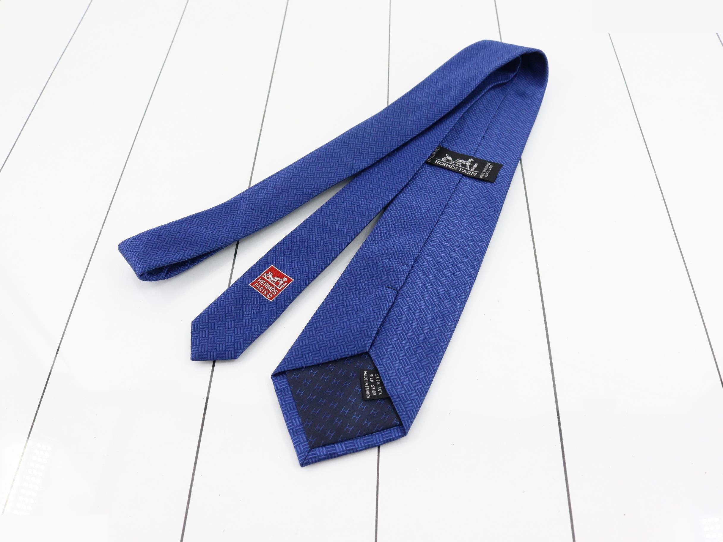 tie — view 2