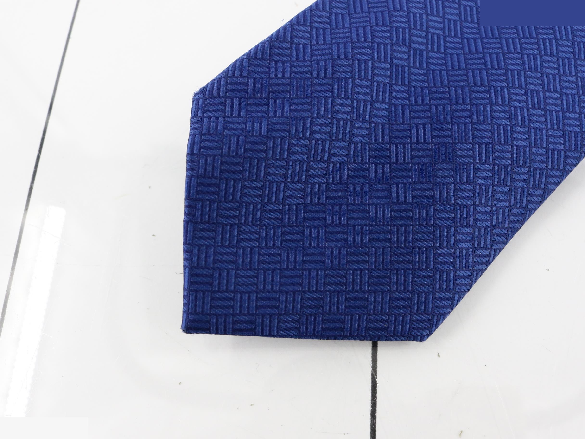 tie — view 3