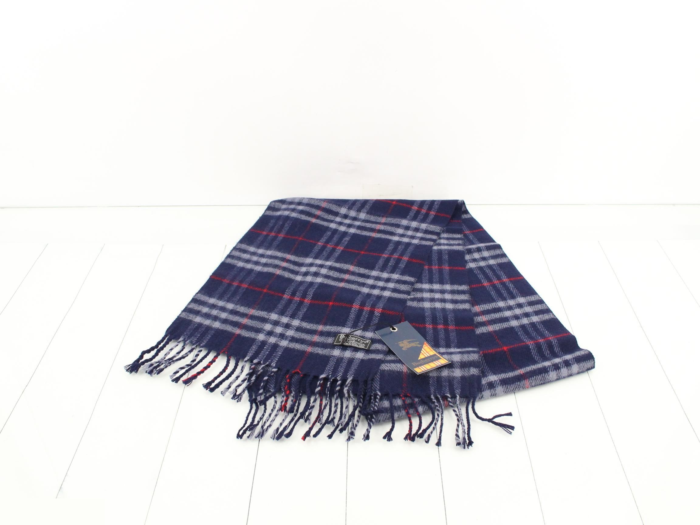 Unused Burberry scarf, 100% wool, Nova Check pattern, navy. — view 2