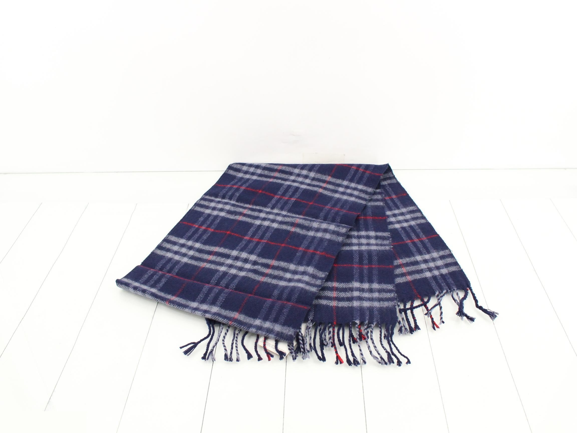 Unused Burberry scarf, 100% wool, Nova Check pattern, navy. — view 3