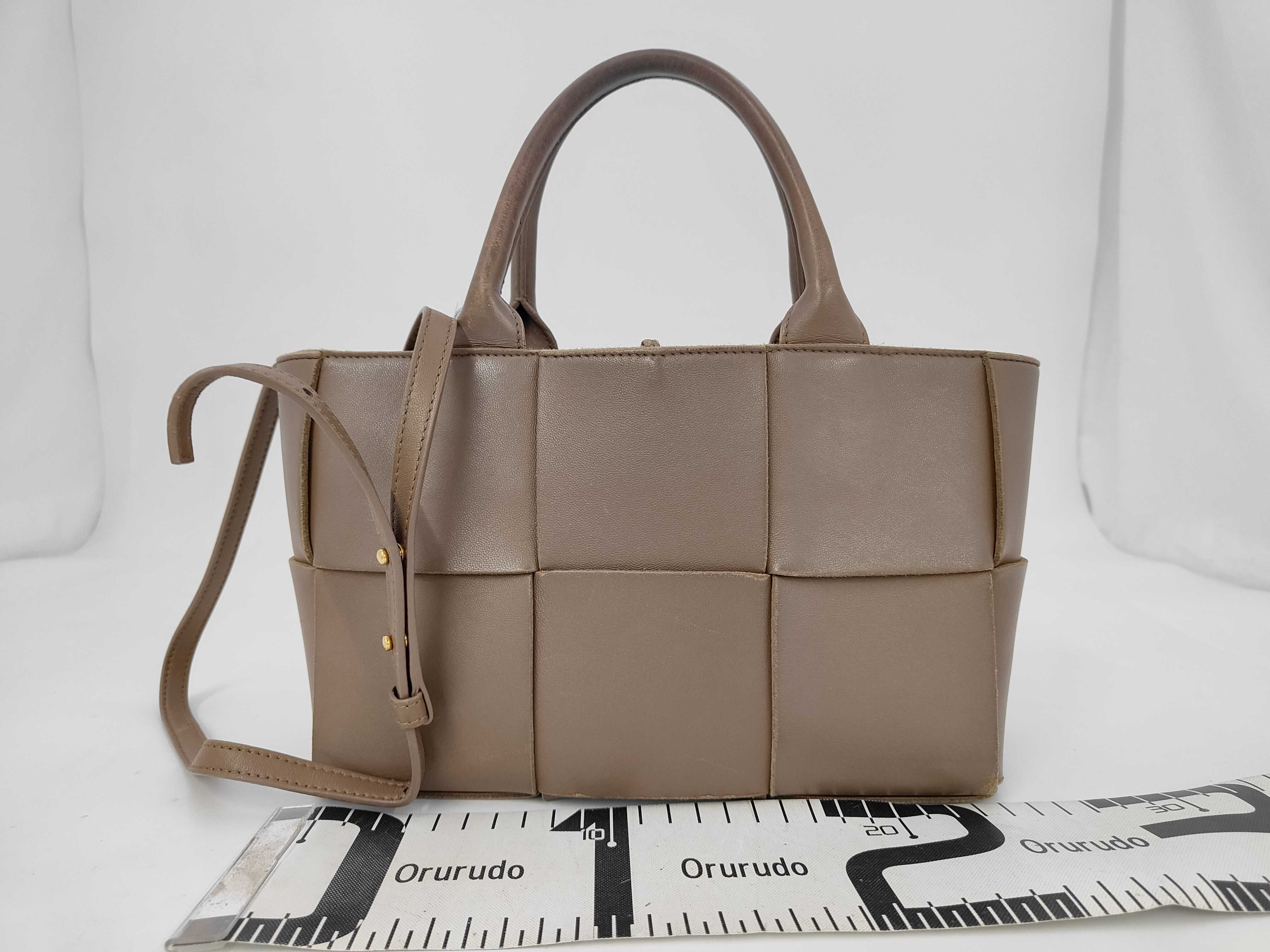 Intrecciato Bottega Veneta Arco Maxi Intrecciato Tote Bag with Pouch — view 2