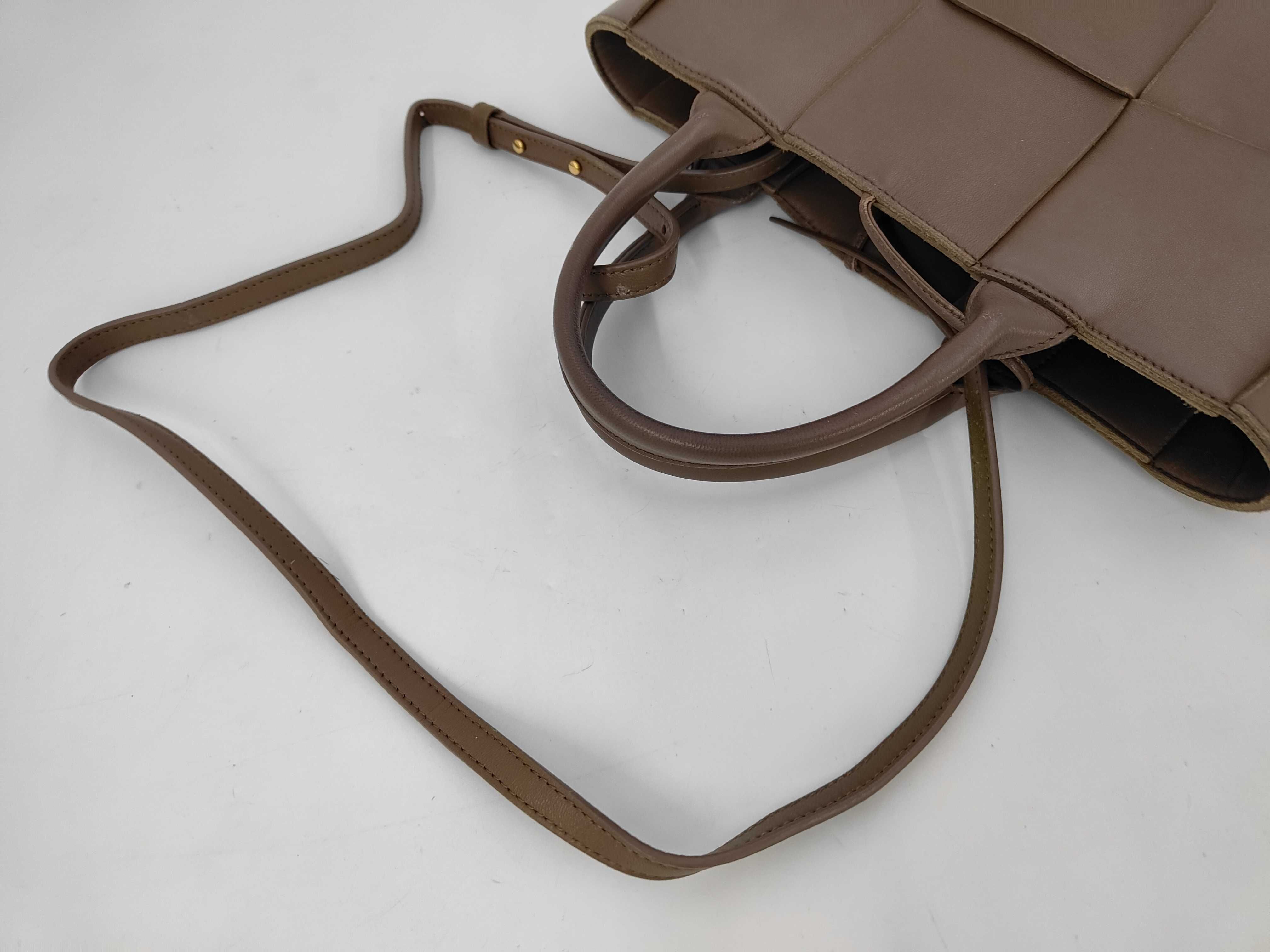 Intrecciato Bottega Veneta Arco Maxi Intrecciato Tote Bag with Pouch — view 4
