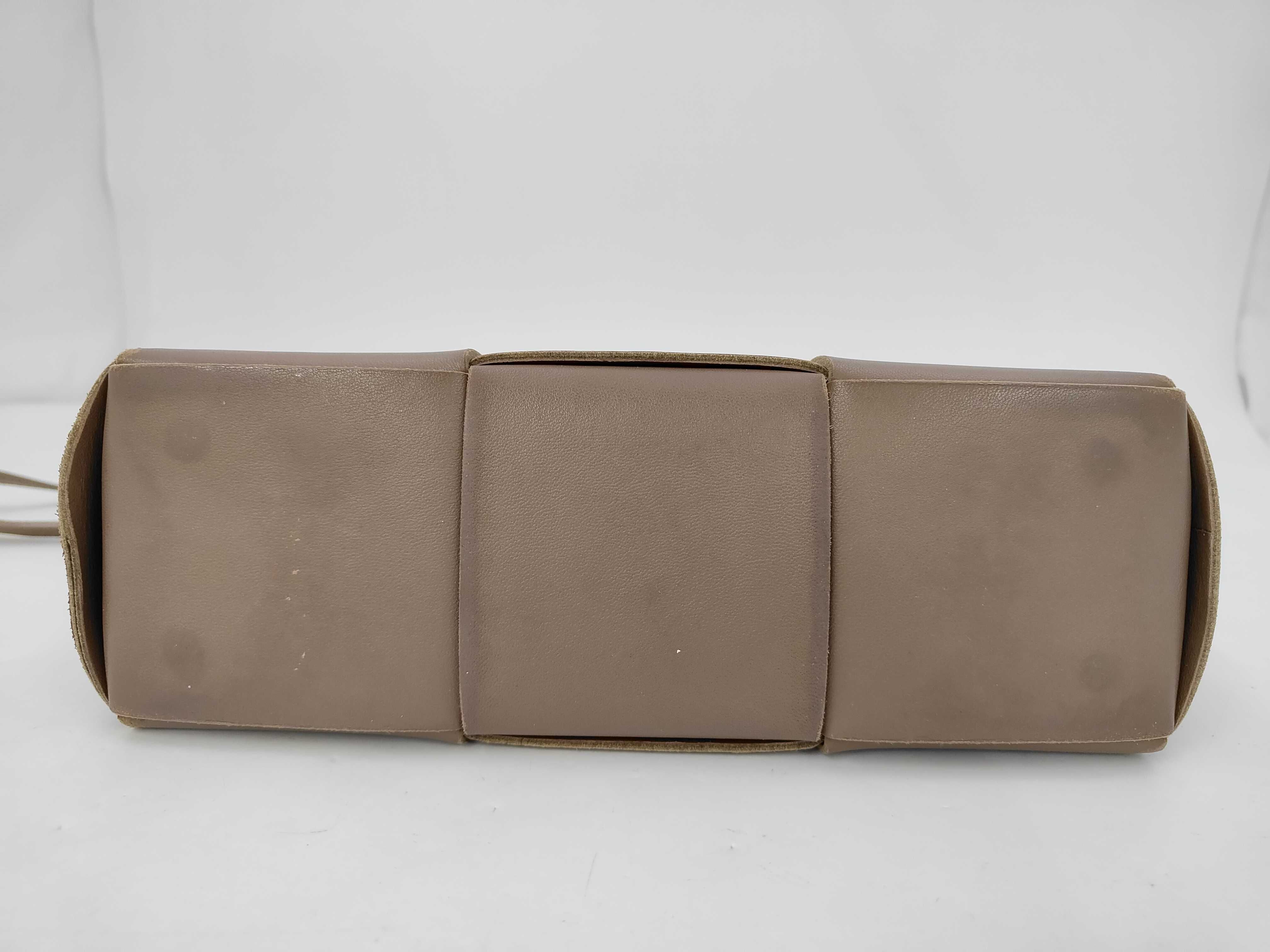 Intrecciato Bottega Veneta Arco Maxi Intrecciato Tote Bag with Pouch — view 7