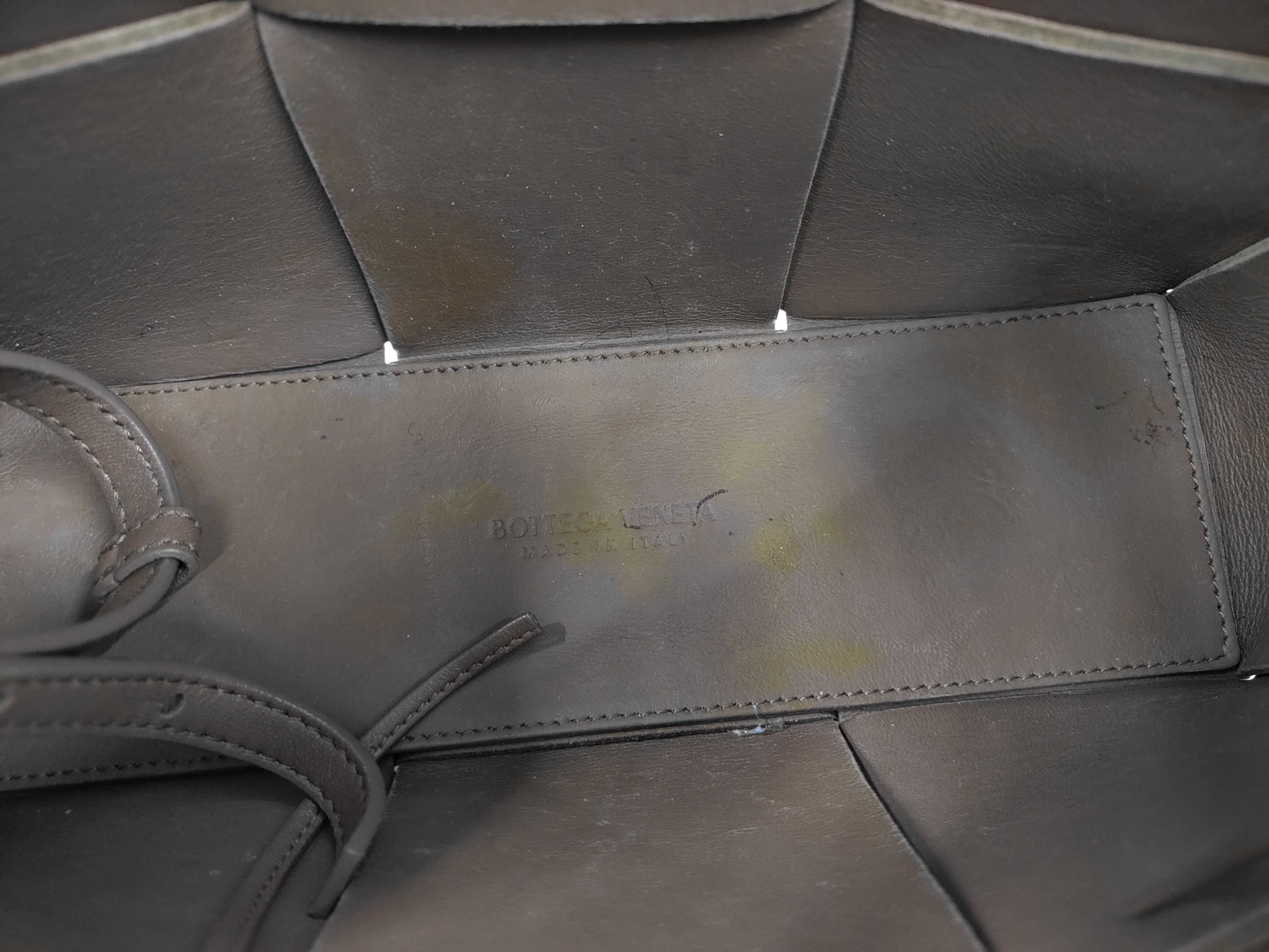 Intrecciato Bottega Veneta Arco Maxi Intrecciato Tote Bag with Pouch — view 10