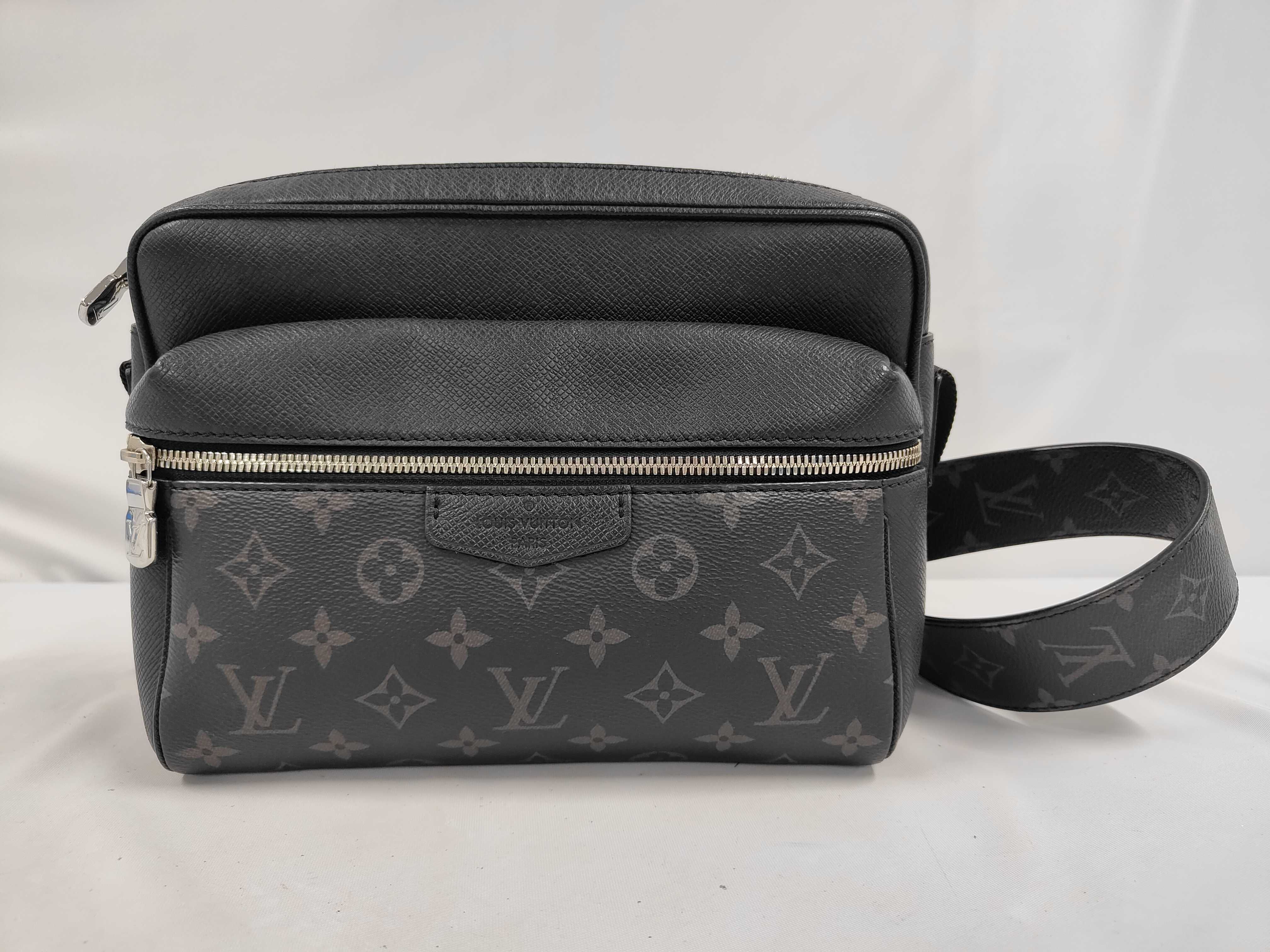 Outdoor Messenger PM Taigarama M30233 Black Shoulder Bag