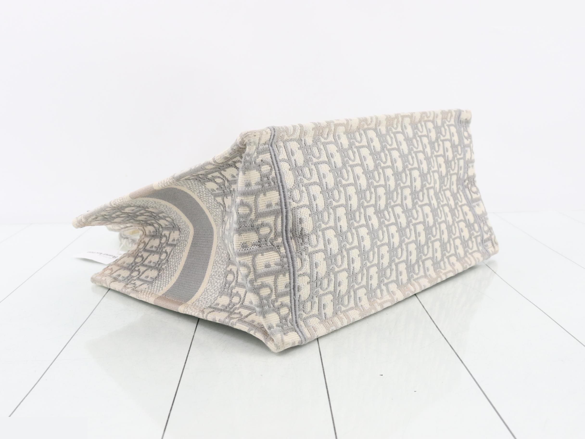 Book Tote, Medium, Oblique — view 5