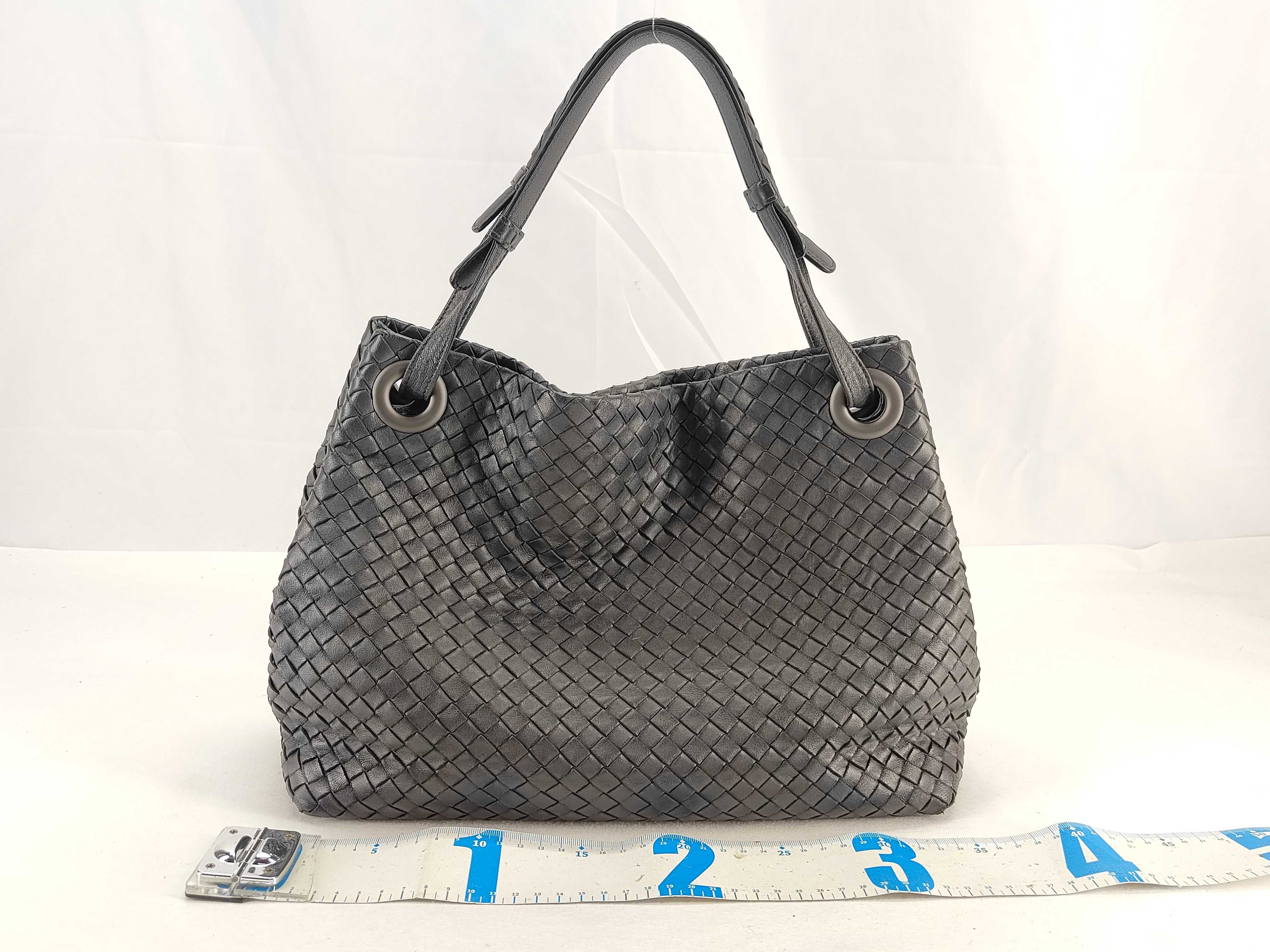 Intrecciato Leather Medium Garda Bag Black Shoulder Bag — view 2