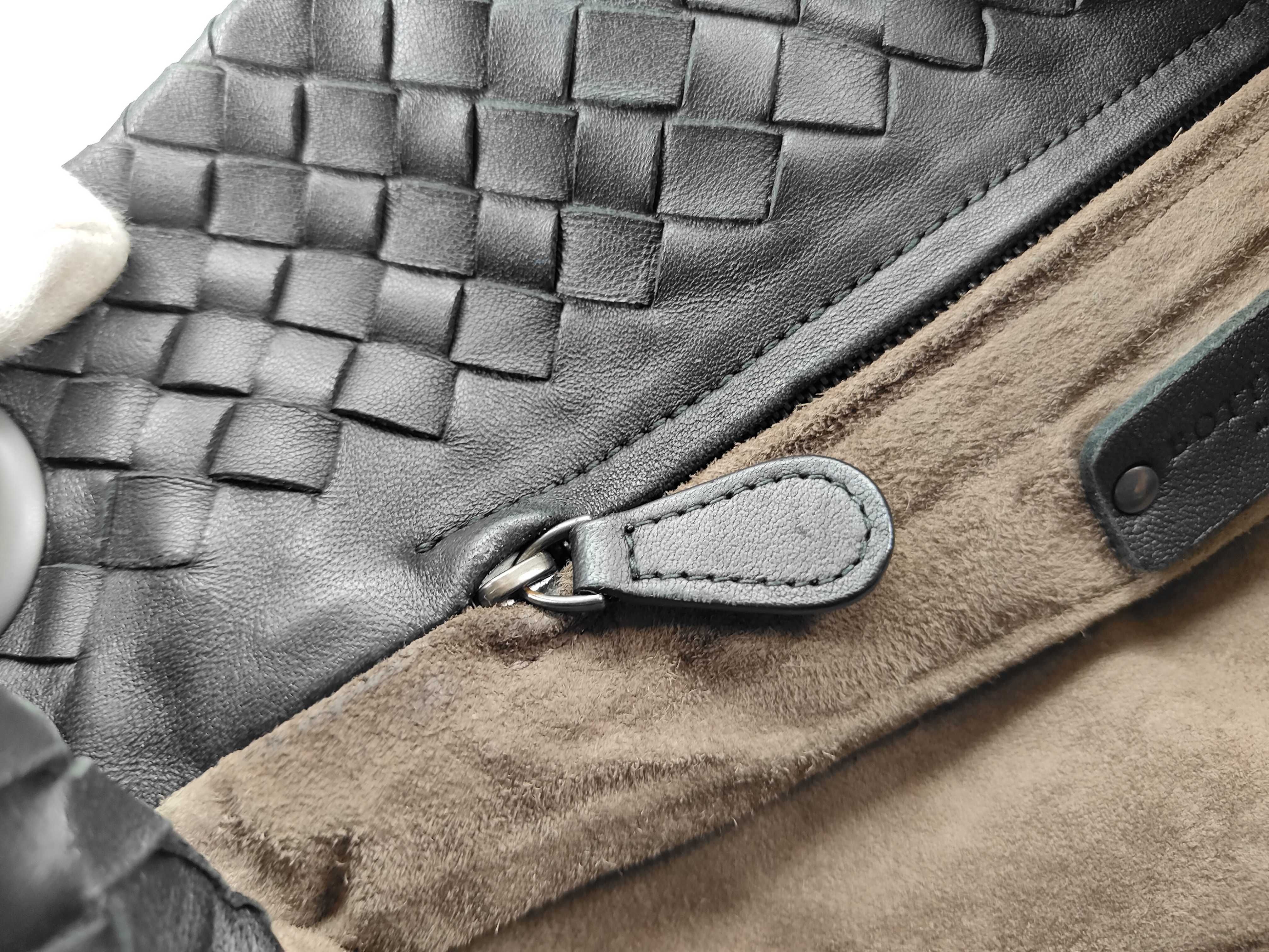 Intrecciato Leather Medium Garda Bag Black Shoulder Bag — view 13