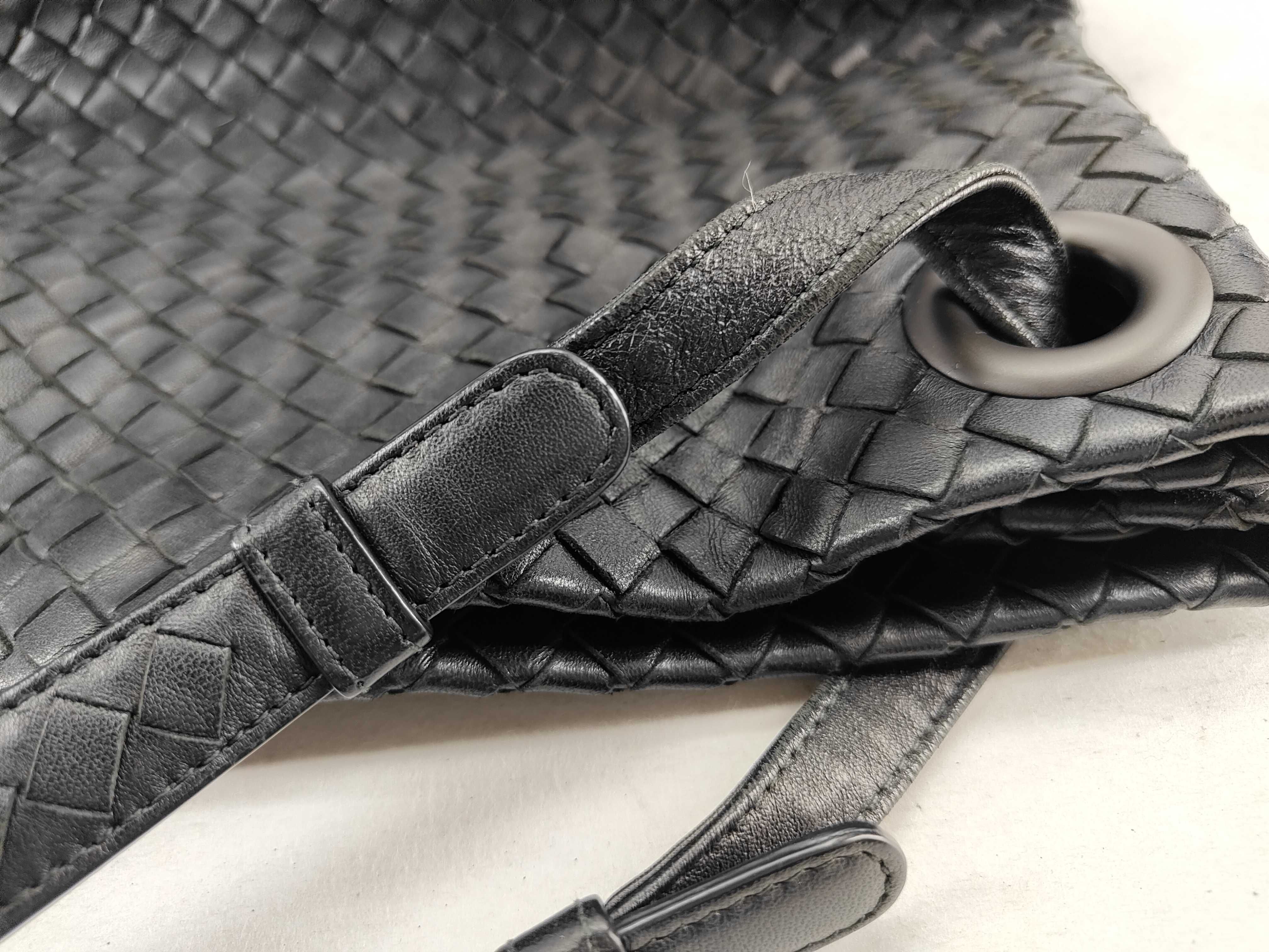 Intrecciato Leather Medium Garda Bag Black Shoulder Bag — view 15