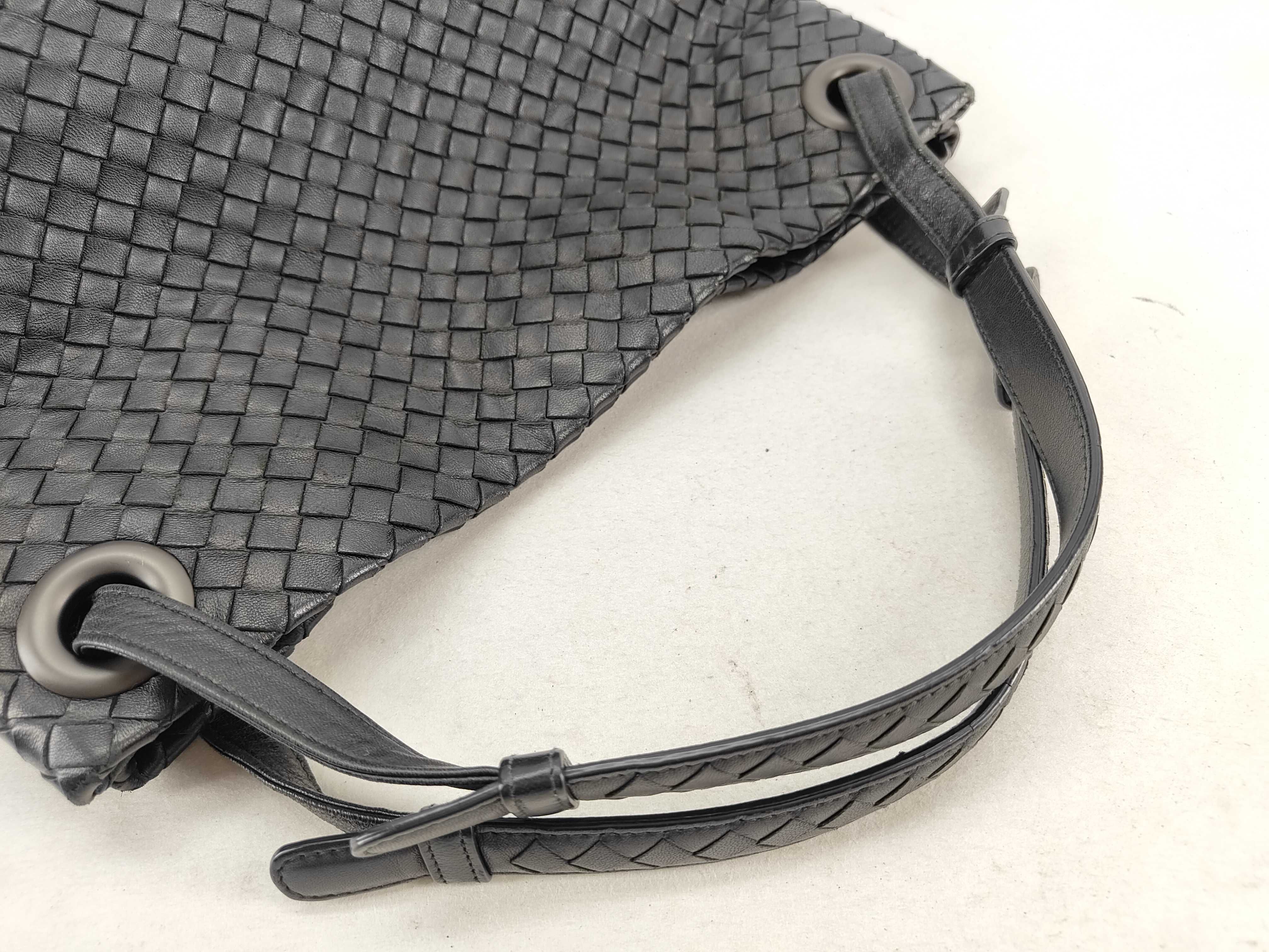 Intrecciato Leather Medium Garda Bag Black Shoulder Bag — view 4
