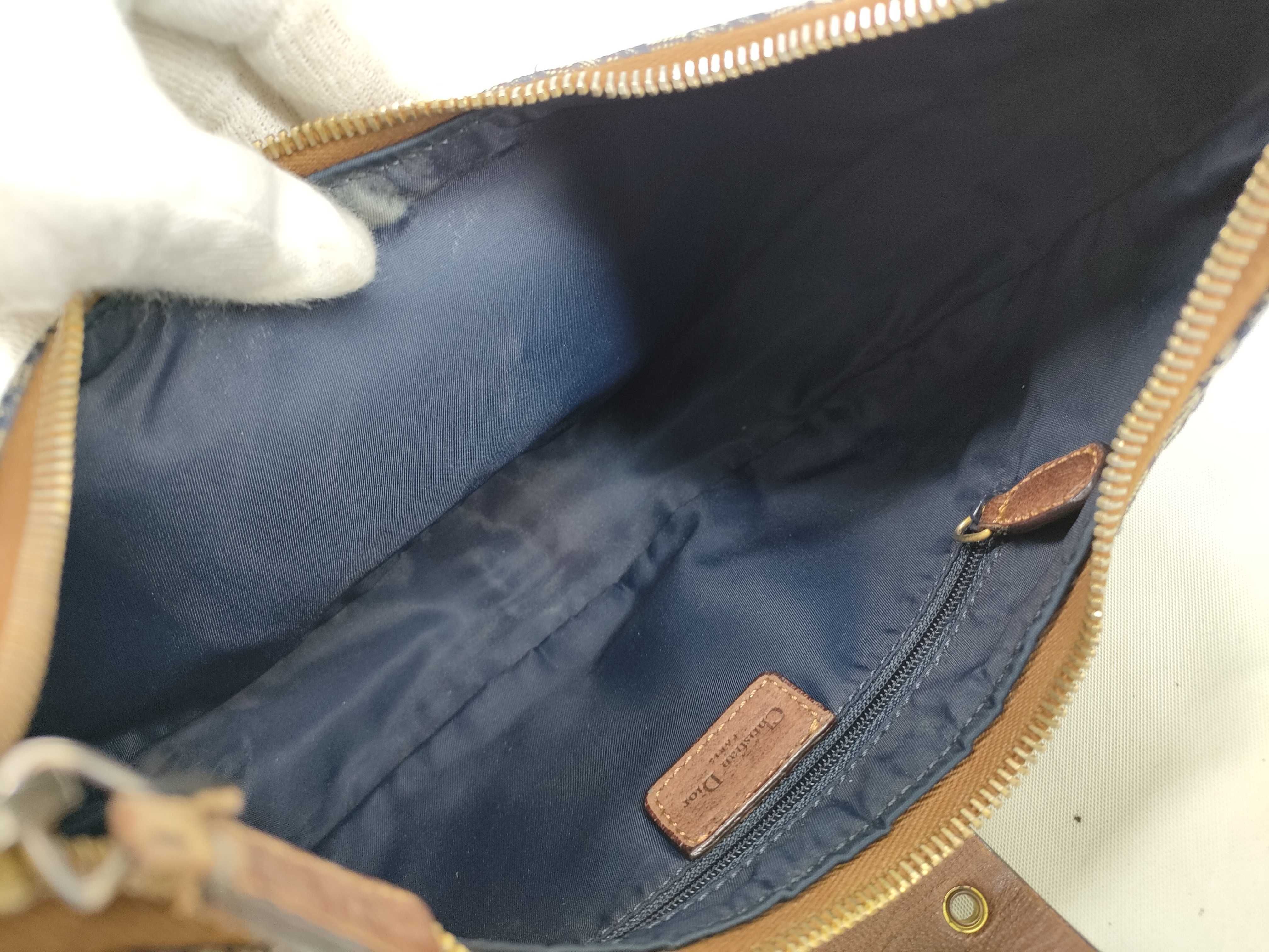 Trotter Street Chic Hobo Leather Gold Hardware One-Shoulder Bag — view 9