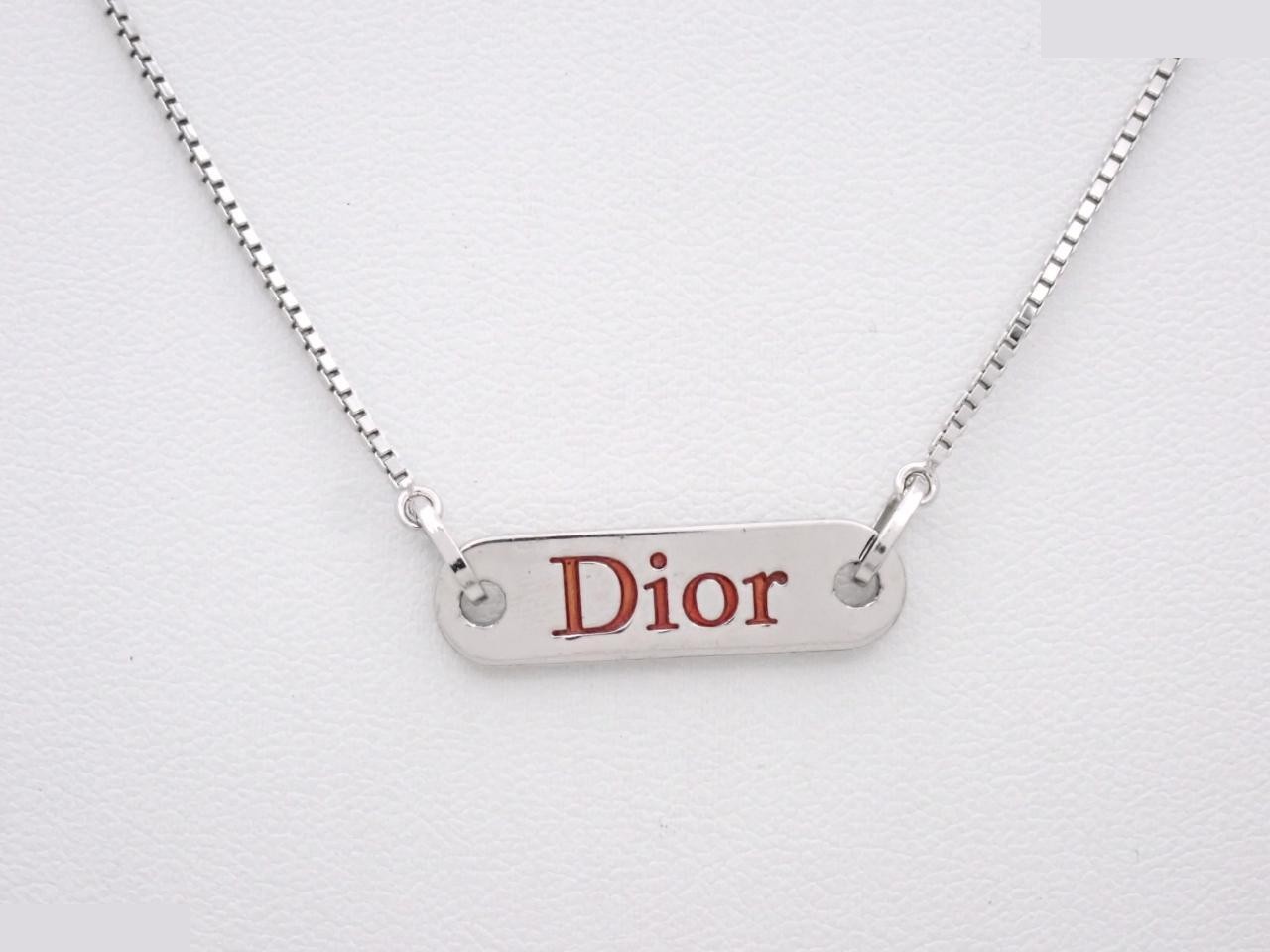 Other lines: Precious metal necklaces and pendants, total length approximately 42 cm.