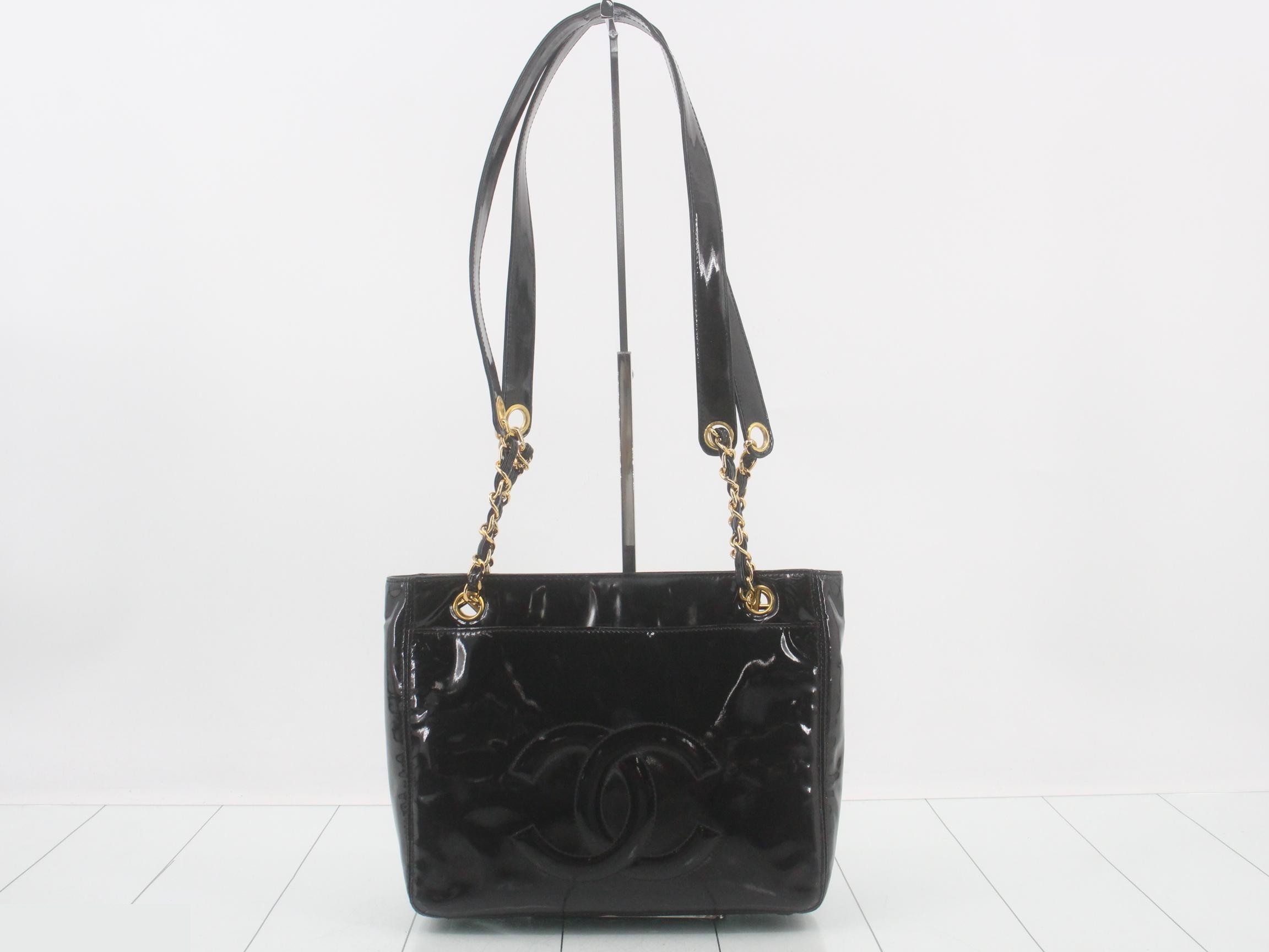 Turn-lock chain shoulder bag, includes sticker card. — view 2